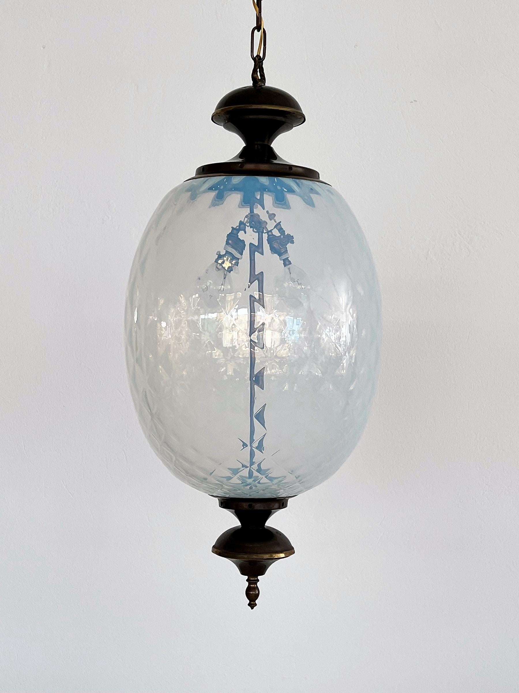 Lampe à suspension italienne du milieu du siècle dernier en laiton et verre de Murano texturé opalin, 1970 en vente 3