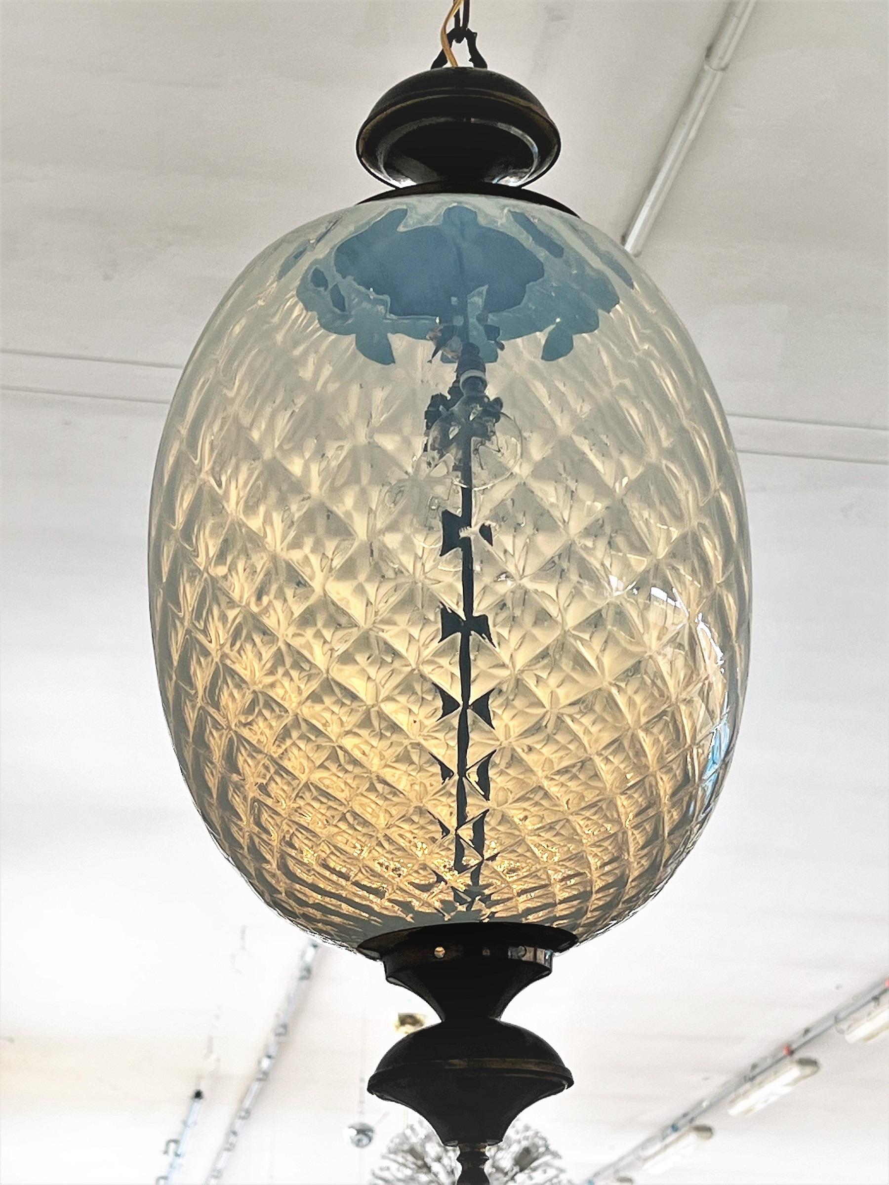Lampe à suspension italienne du milieu du siècle dernier en laiton et verre de Murano texturé opalin, 1970 en vente 4