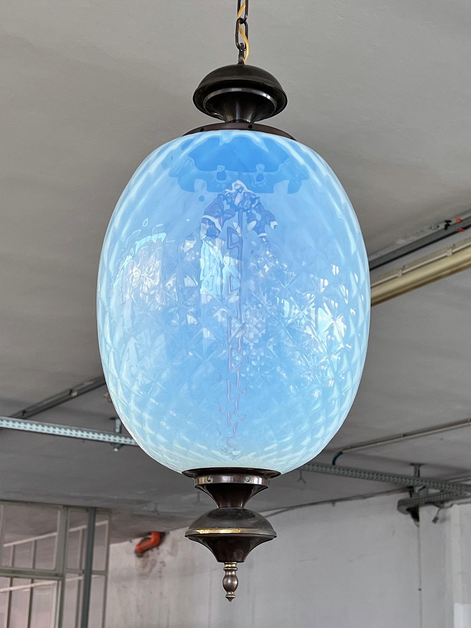 Mid-Century Modern Lampe à suspension italienne du milieu du siècle dernier en laiton et verre de Murano texturé opalin, 1970 en vente