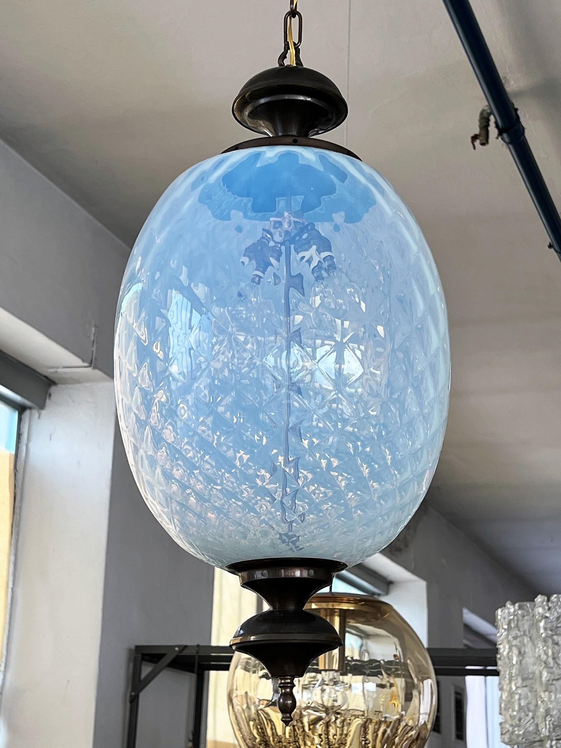 Lampe à suspension italienne du milieu du siècle dernier en laiton et verre de Murano texturé opalin, 1970 en vente 1