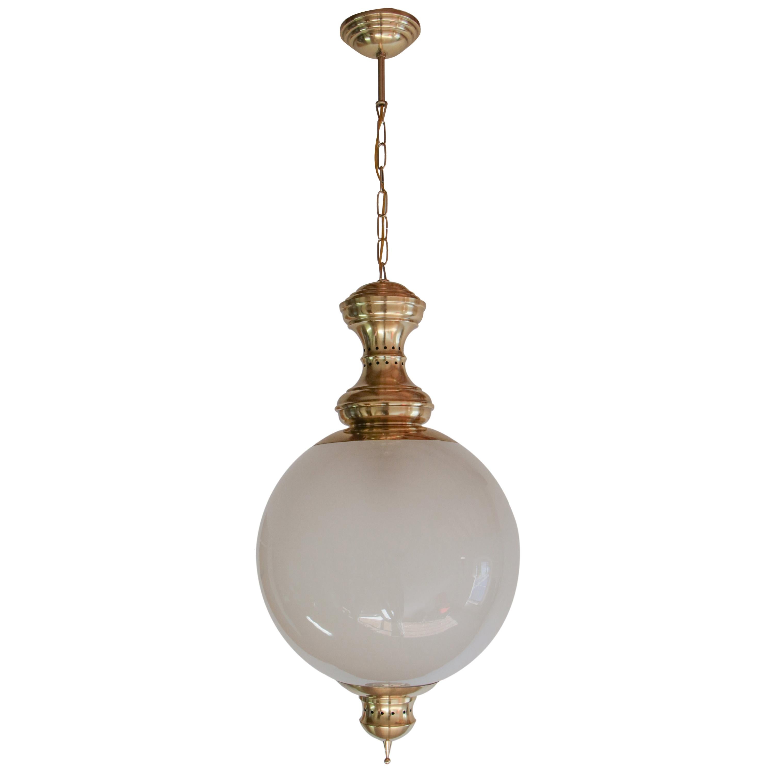 Charming Italian Mid-Century Modern pendant lamp designed by Luigi Caccia Dominioni for Azucena fashion house in the 1950s.
Model LS1, made of blown frosted glass and polished brass structure. The restoration of this mid-century 
