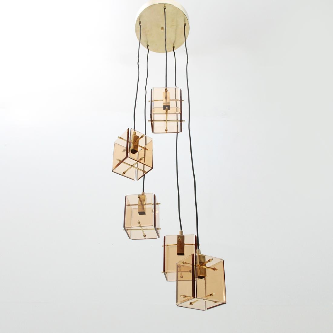 Italian manufacturing chandelier produced in the 1950s by Zero Quattro of Milan.
Rosette in brass.
Brass and pink glass diffusers.
Adjustable speaker height.
Structure in good condition, some signs due to normal use over time.

Dimensions: