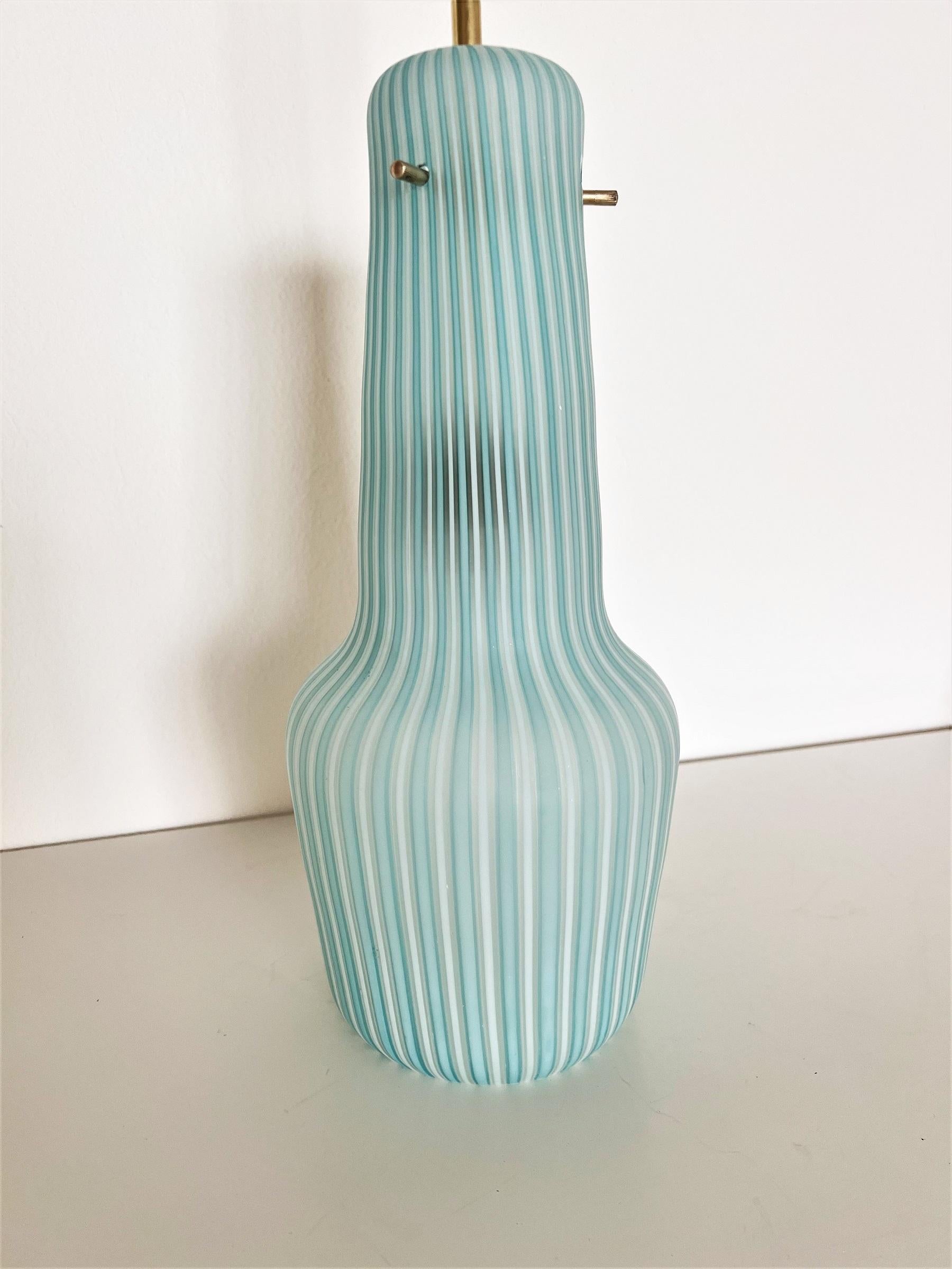 Lampe à suspension italienne du milieu du siècle dernier en verre rayé et laiton par Venini, années 1960 en vente 3