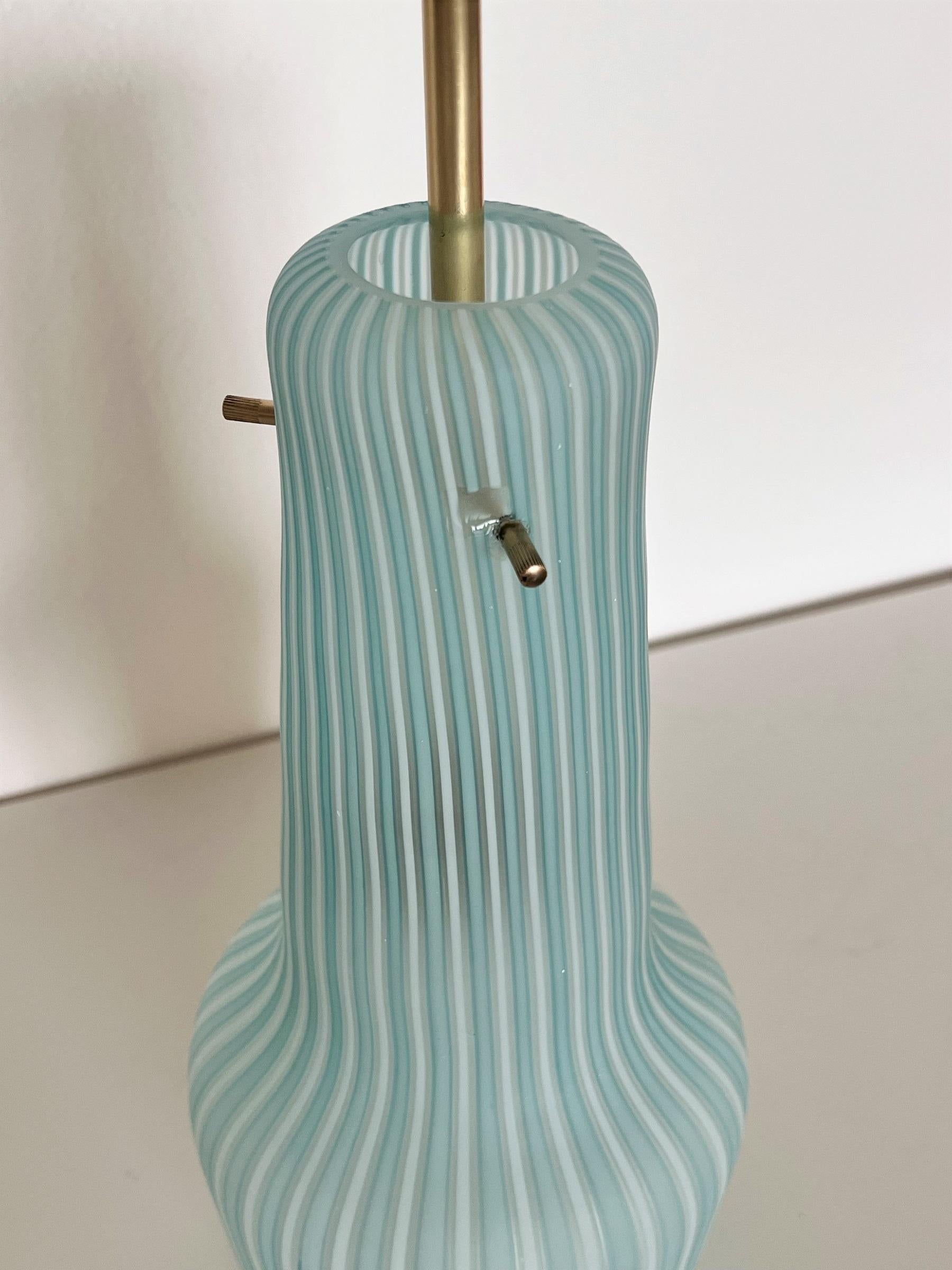 Lampe à suspension italienne du milieu du siècle dernier en verre rayé et laiton par Venini, années 1960 en vente 4