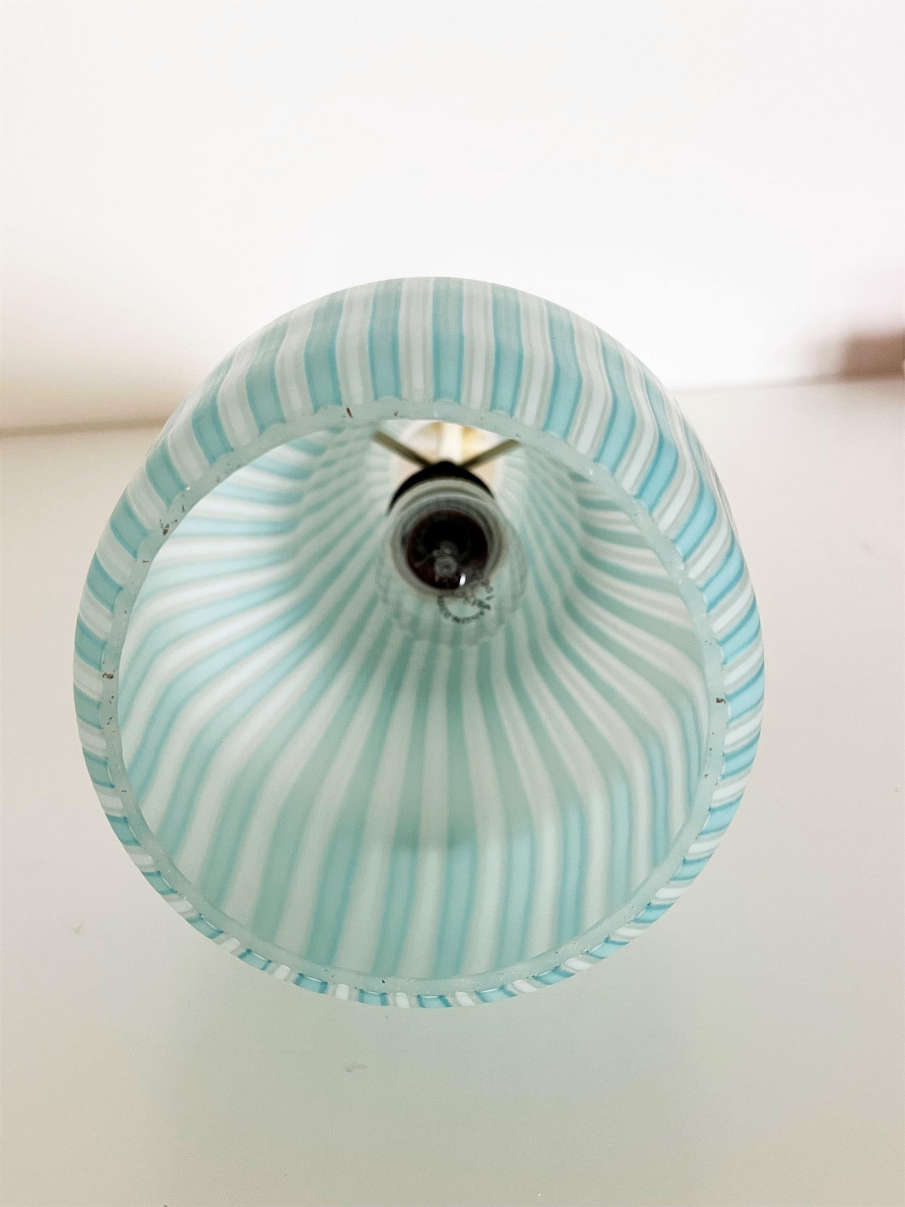 Lampe à suspension italienne du milieu du siècle dernier en verre rayé et laiton par Venini, années 1960 en vente 7