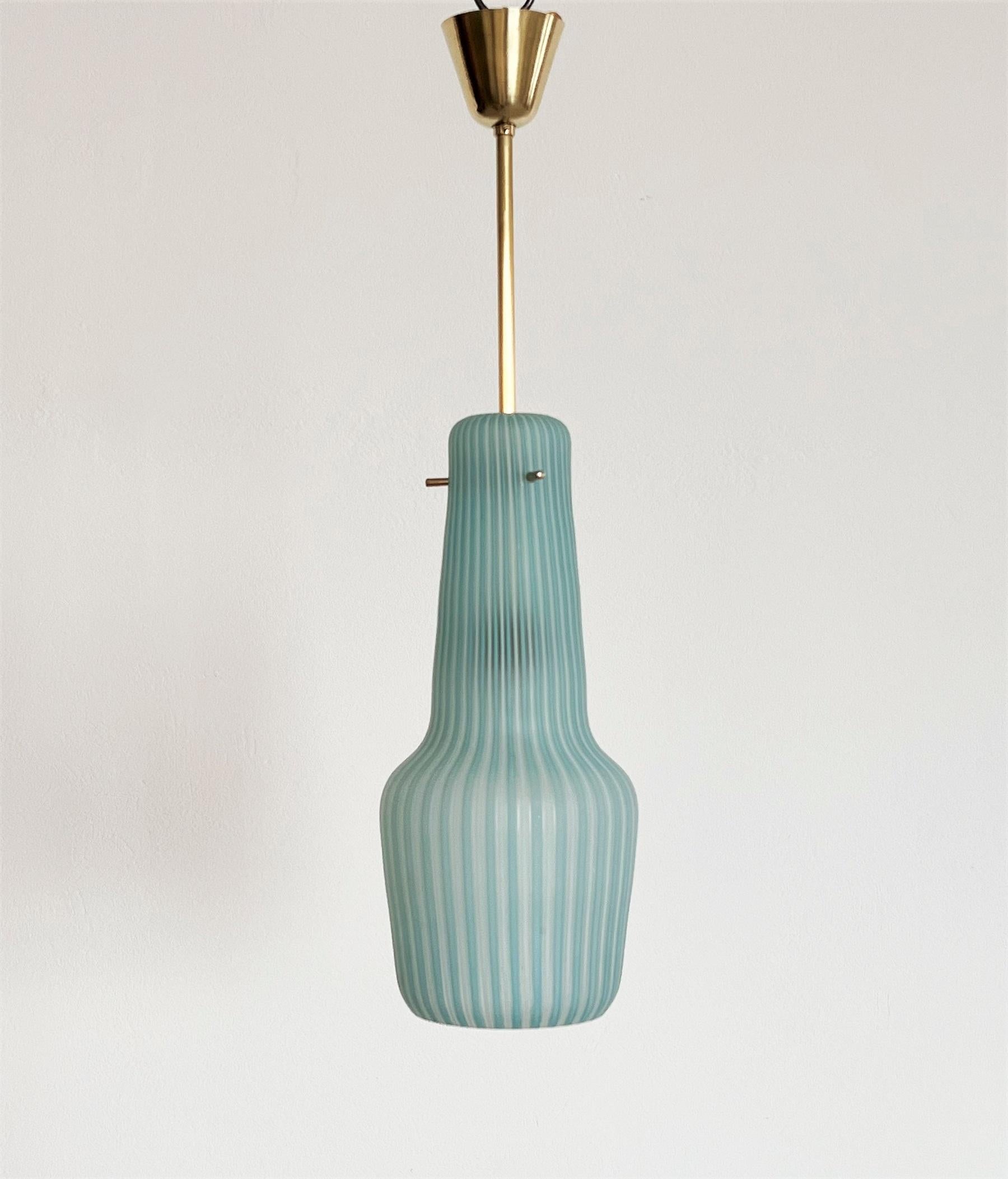 Lampe à suspension italienne du milieu du siècle dernier en verre rayé et laiton par Venini, années 1960 en vente 9