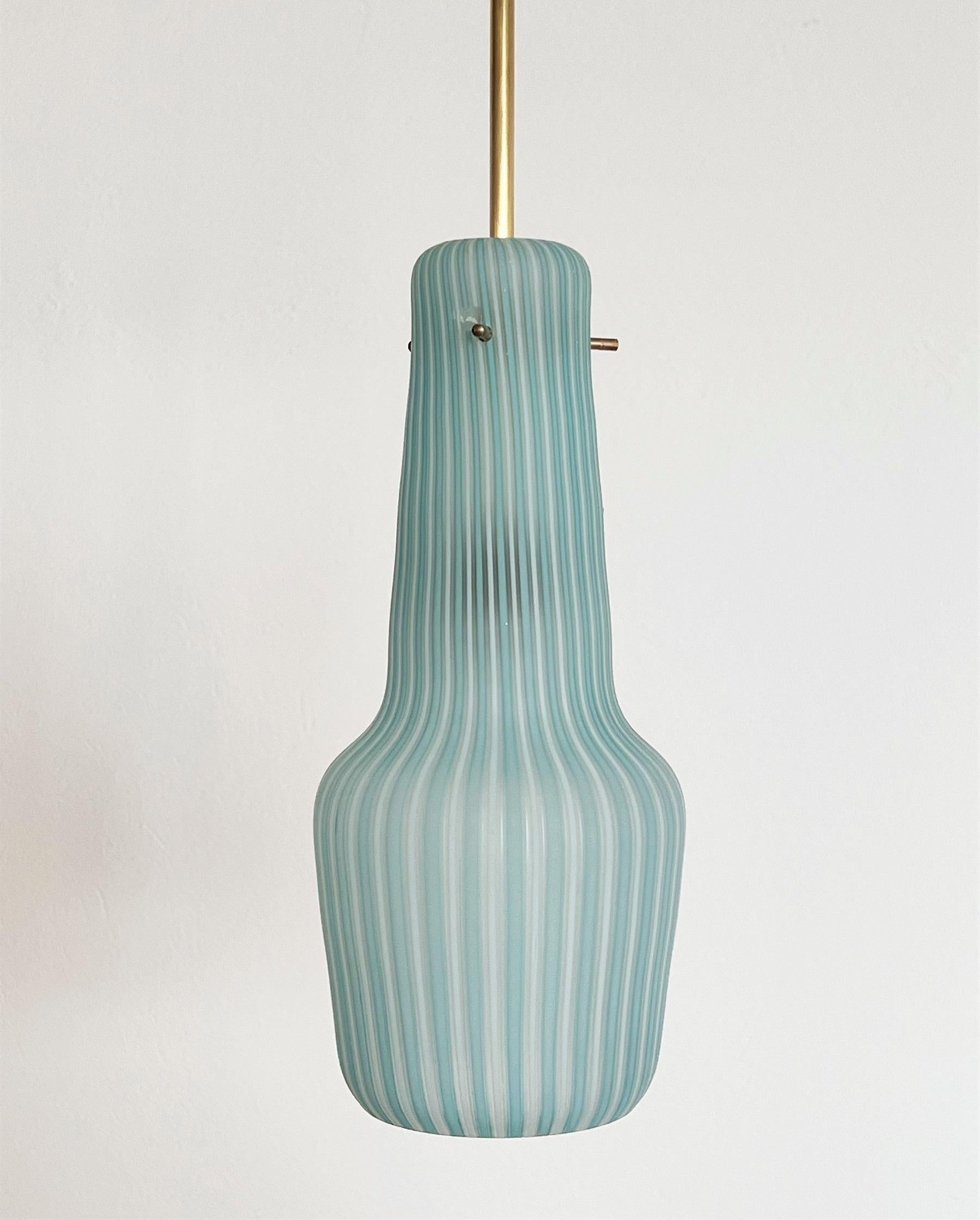 Schöne kleine Hängelampe oder Laterne aus der Venini-Glasproduktion in Italien in den 1950er Jahren.
Das Glas ist handgefertigt und hat regelmäßige weiß-blaue Streifen und eine sehr schöne Form. 
Die Farbe ist einfach wunderbar, viel besser in