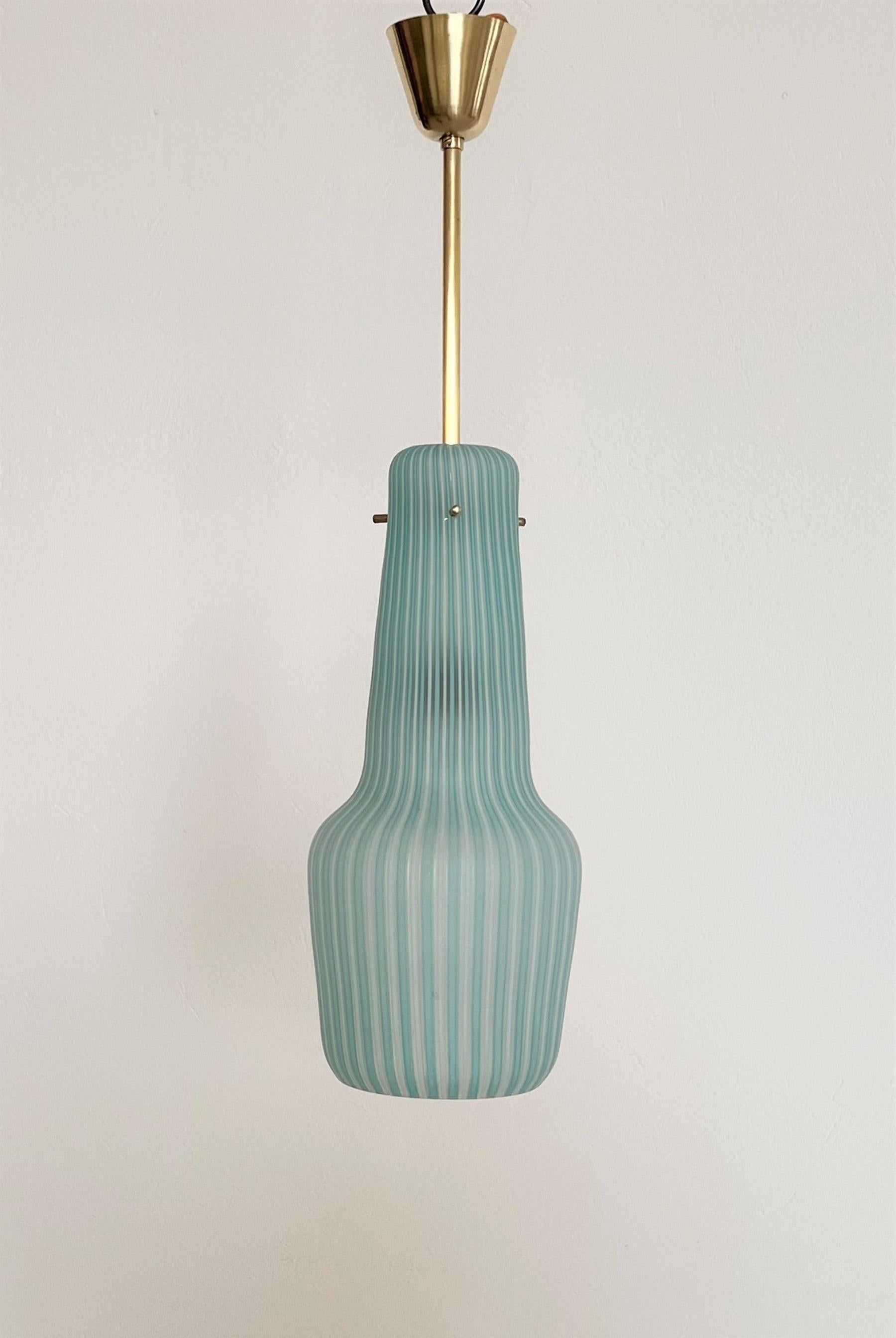 Italienische Mid-Century-Pendelleuchte aus gestreiftem Glas und Messing von Venini, 1960er Jahre (Moderne der Mitte des Jahrhunderts) im Angebot