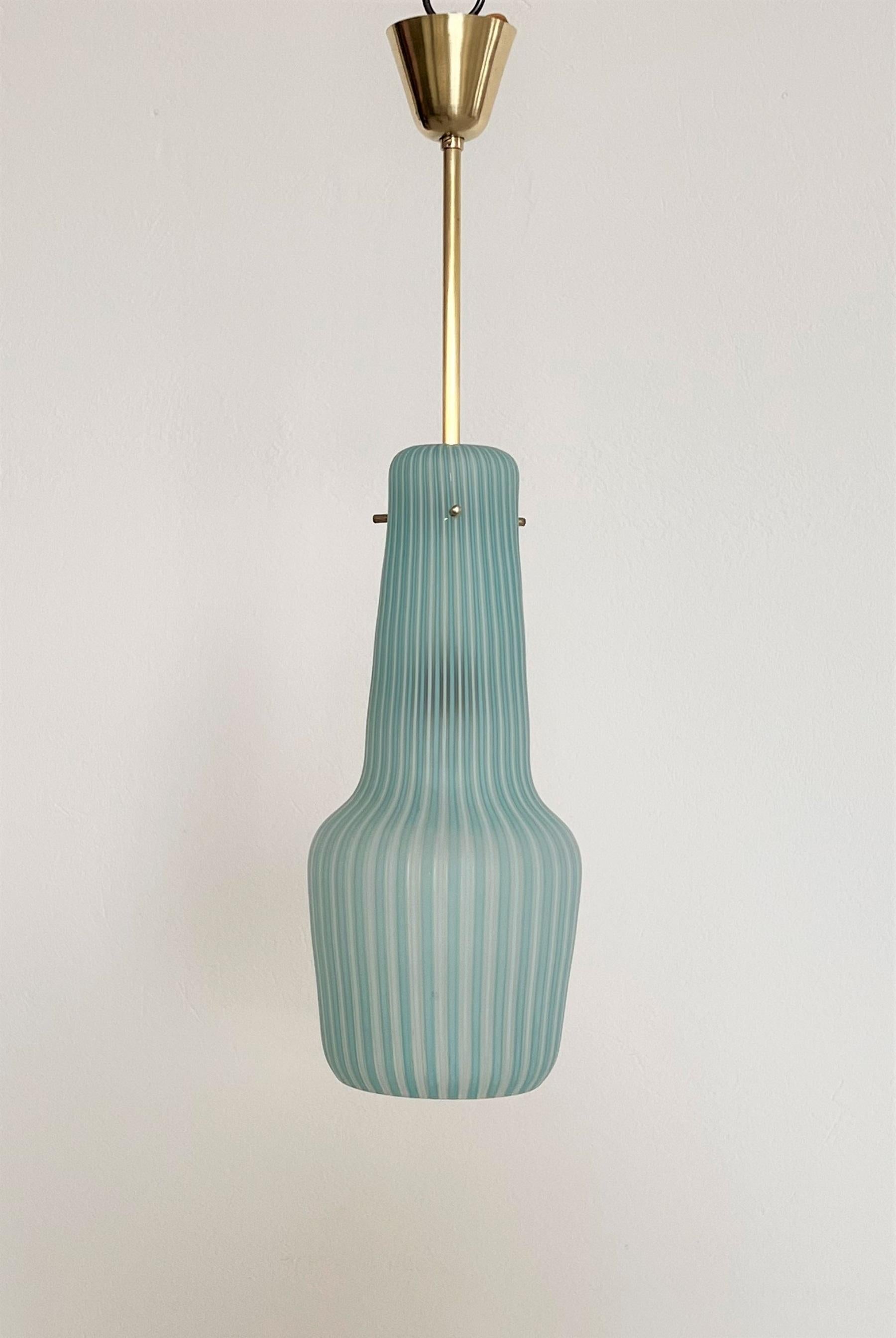 Fait main Lampe à suspension italienne du milieu du siècle dernier en verre rayé et laiton par Venini, années 1960 en vente