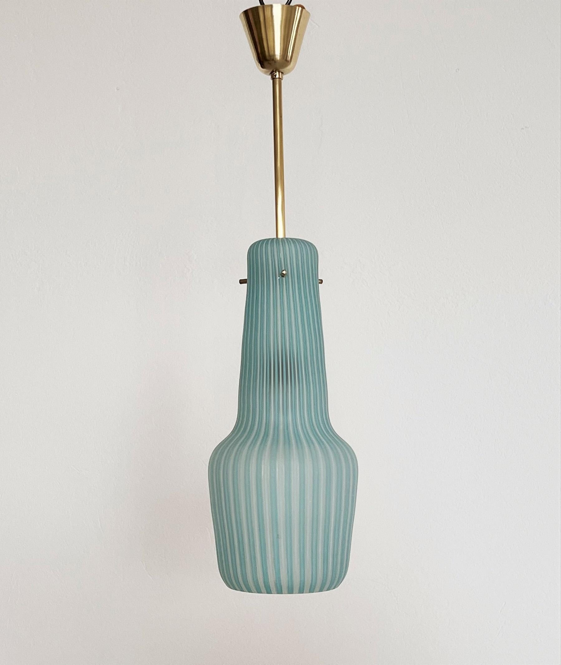 Lampe à suspension italienne du milieu du siècle dernier en verre rayé et laiton par Venini, années 1960 Bon état - En vente à Morazzone, Varese