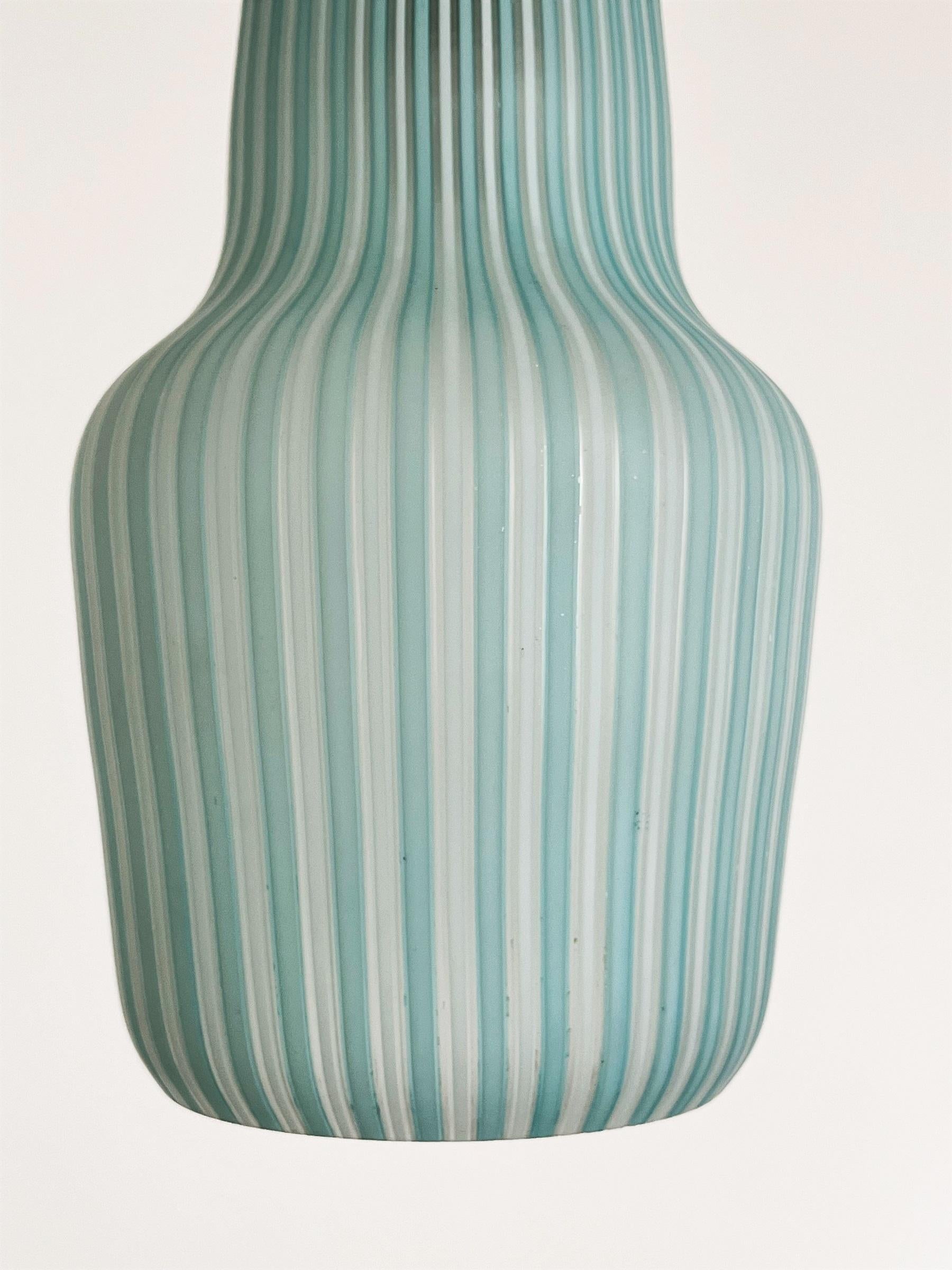 Milieu du XXe siècle Lampe à suspension italienne du milieu du siècle dernier en verre rayé et laiton par Venini, années 1960 en vente