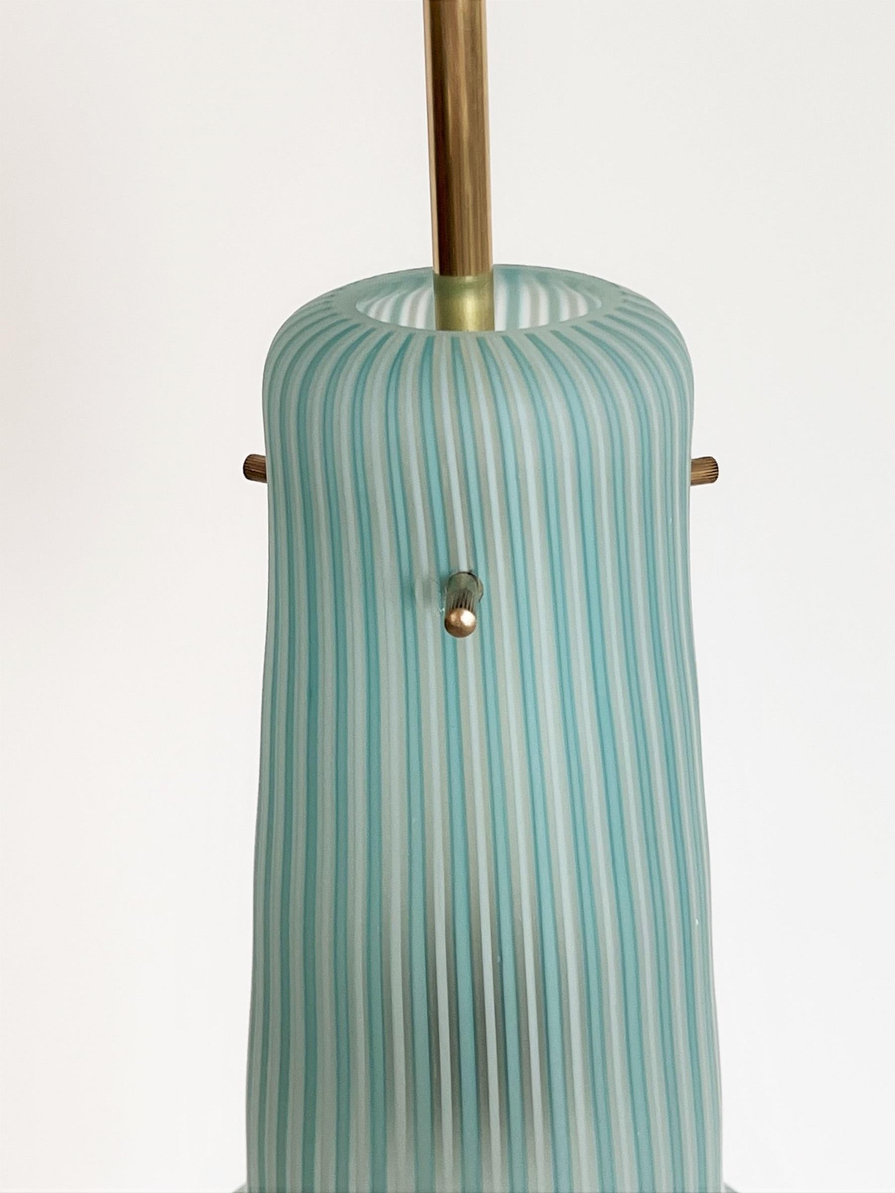 Laiton Lampe à suspension italienne du milieu du siècle dernier en verre rayé et laiton par Venini, années 1960 en vente