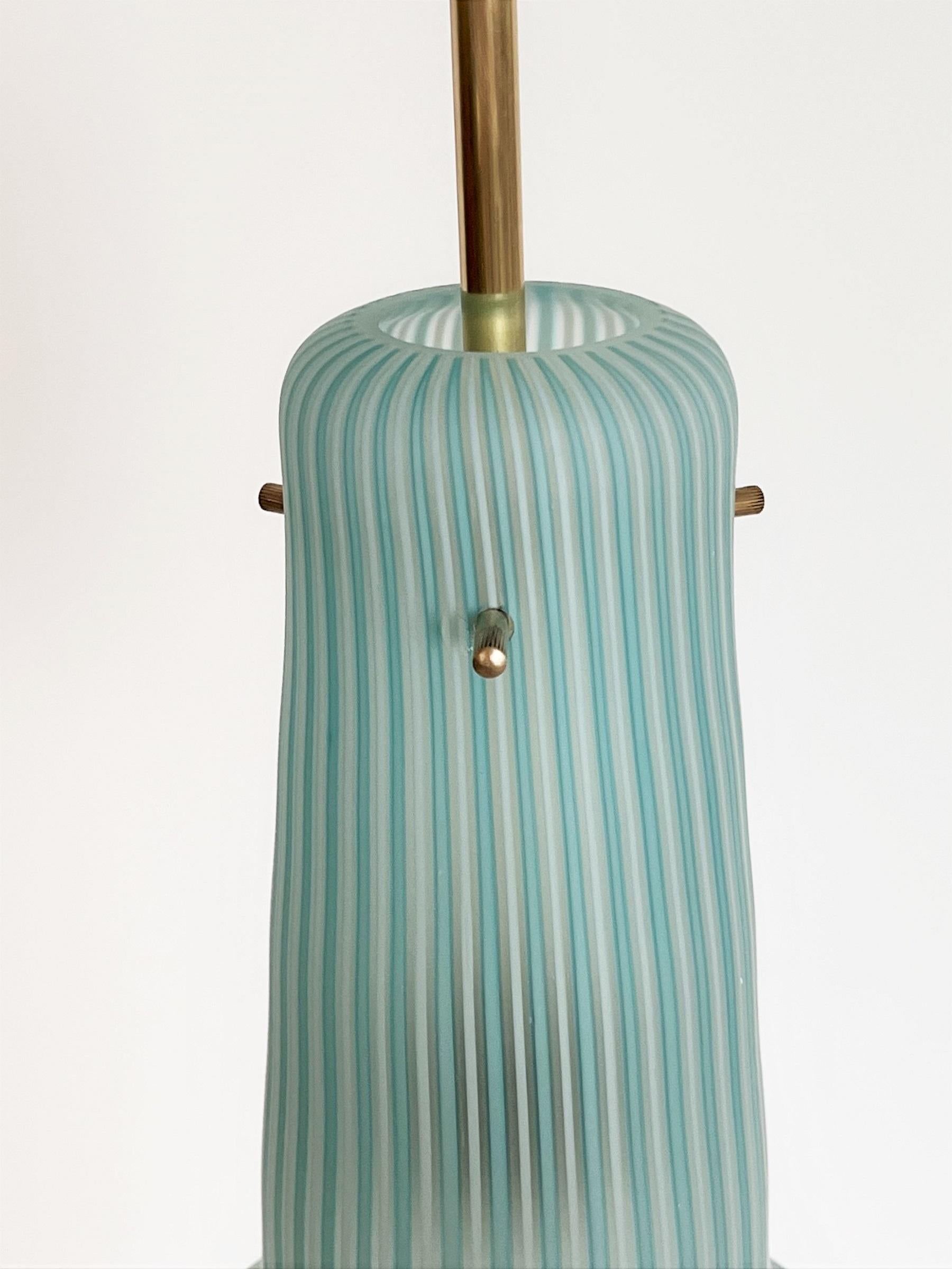 Italienische Mid-Century-Pendelleuchte aus gestreiftem Glas und Messing von Venini, 1960er Jahre (Mitte des 20. Jahrhunderts) im Angebot