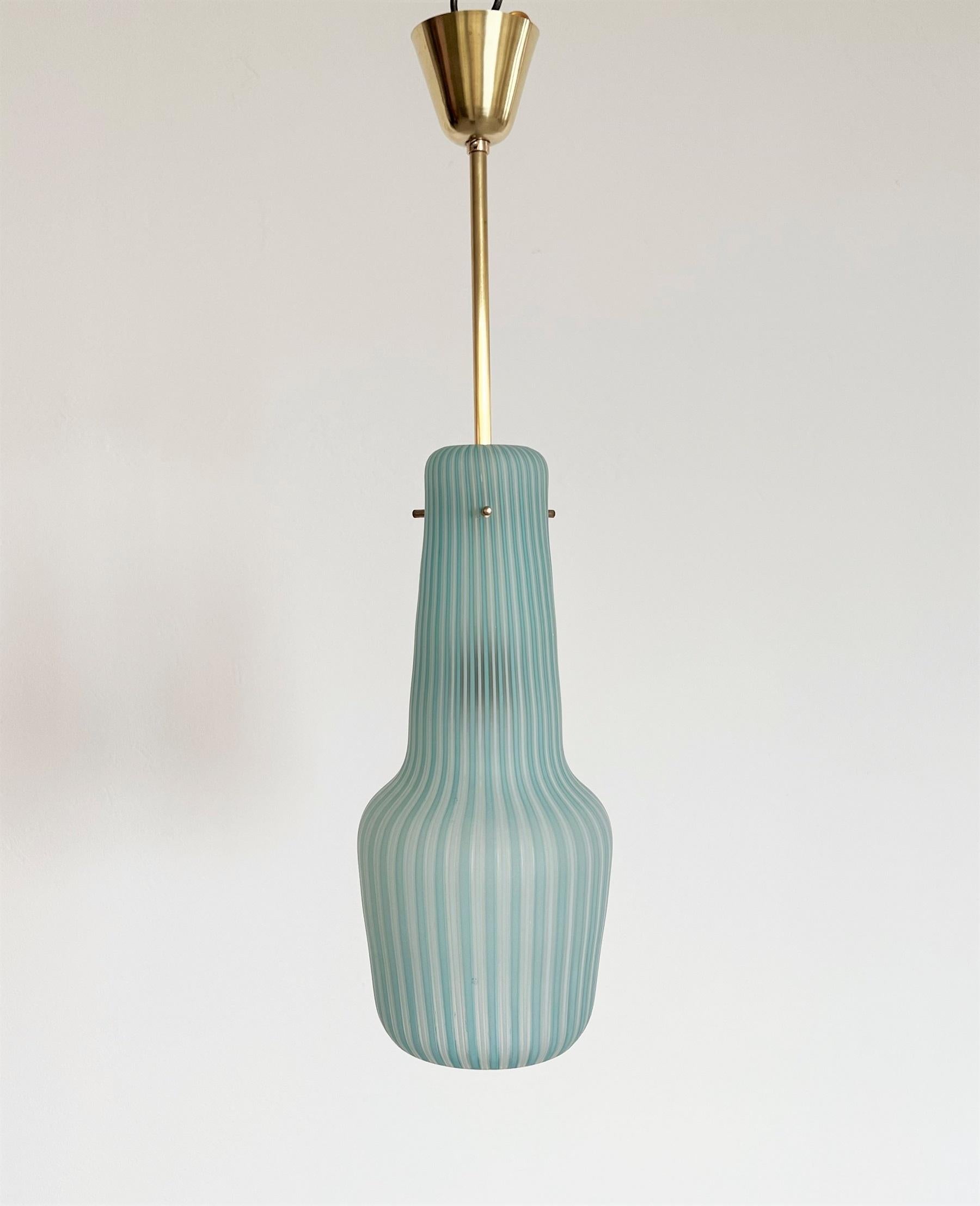 Lampe à suspension italienne du milieu du siècle dernier en verre rayé et laiton par Venini, années 1960 en vente 1