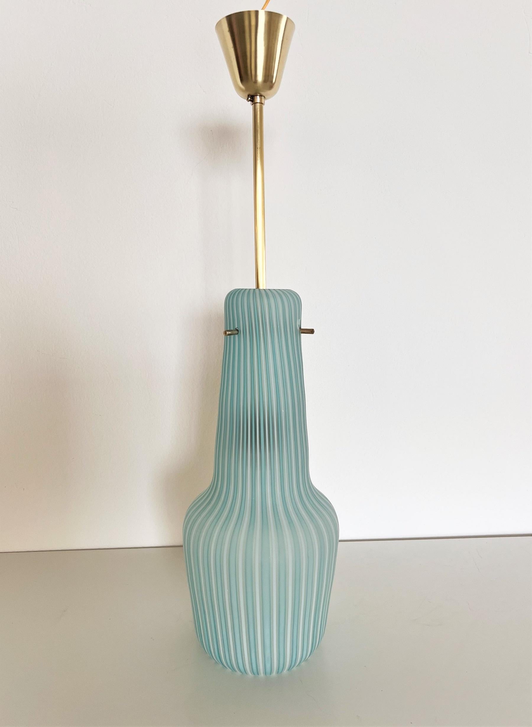 Lampe à suspension italienne du milieu du siècle dernier en verre rayé et laiton par Venini, années 1960 en vente 2