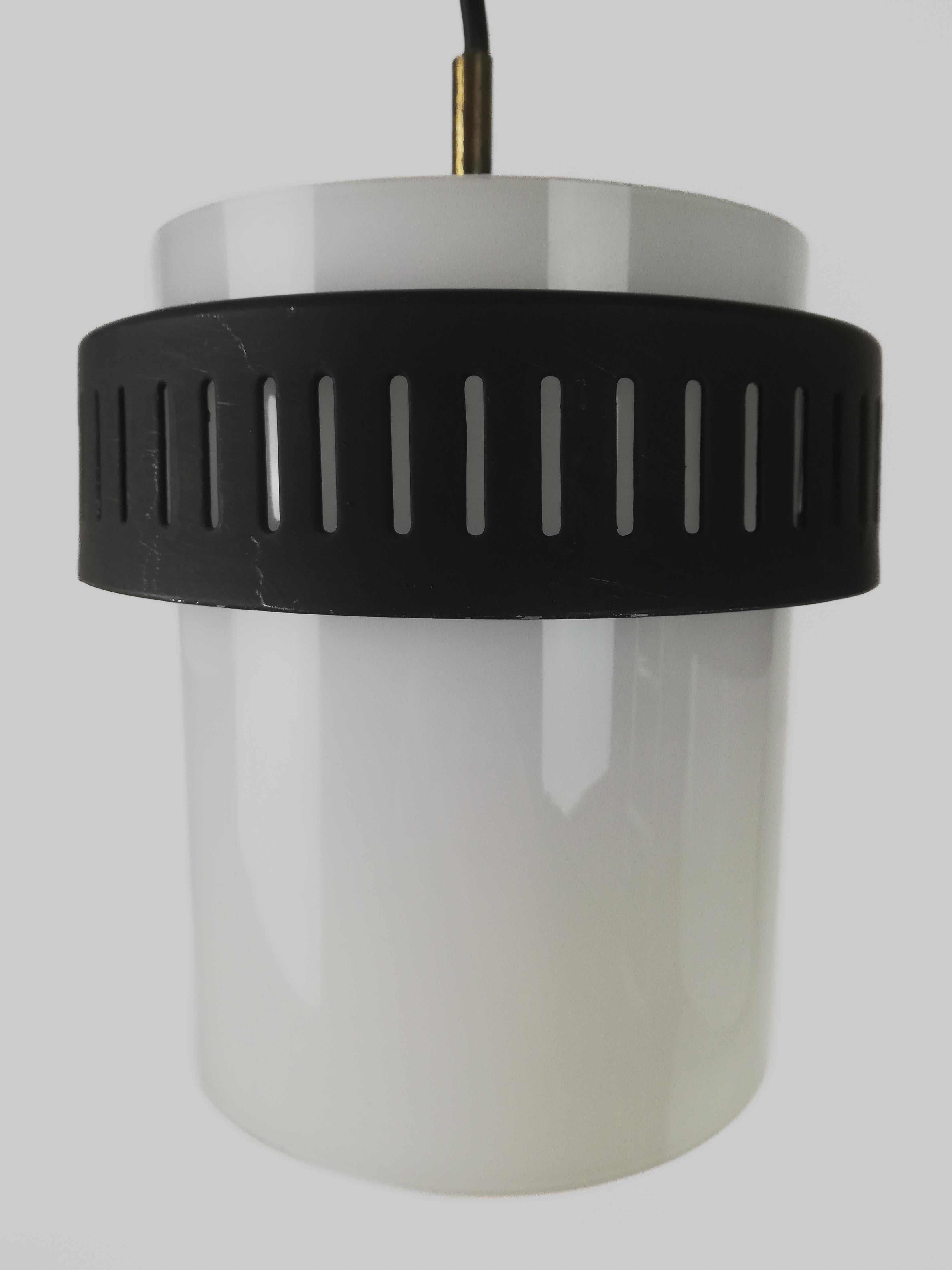 Lampes à suspension italiennes du milieu du siècle dernier de style Stilnovo, opaline blanche et laiton en vente 11