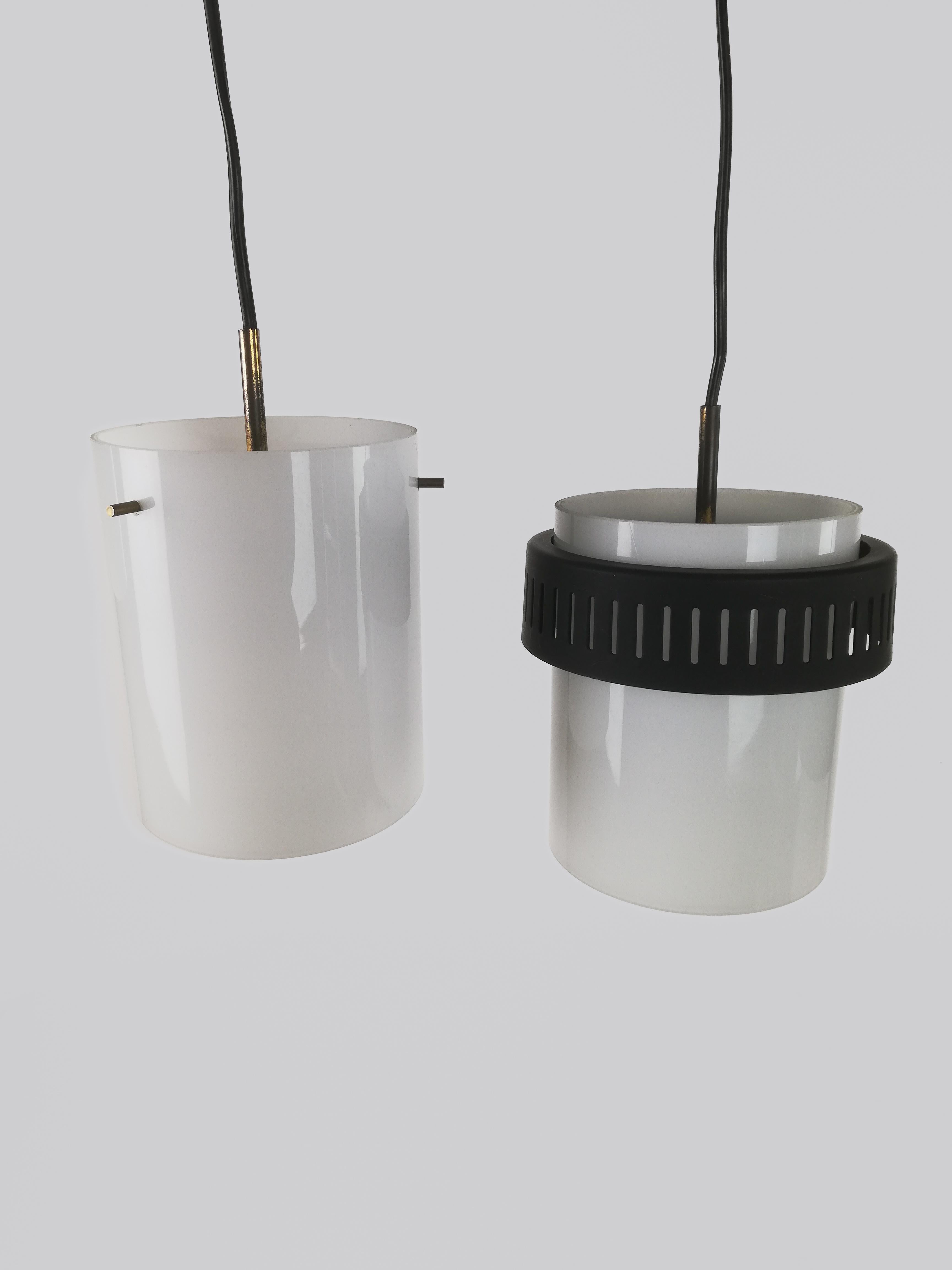 Lampes à suspension italiennes du milieu du siècle dernier de style Stilnovo, opaline blanche et laiton en vente 12
