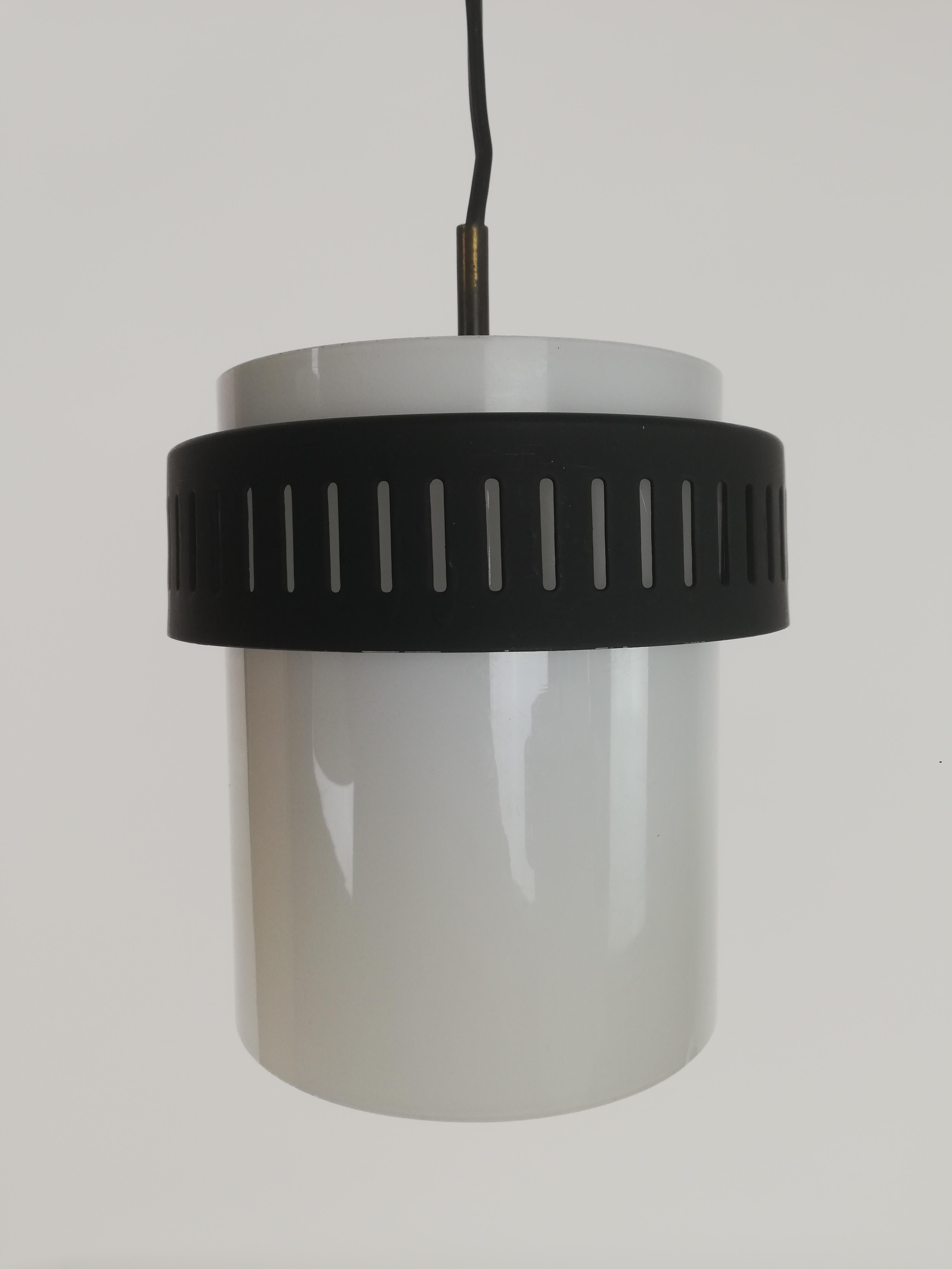 Mid-Century Modern Lampes à suspension italiennes du milieu du siècle dernier de style Stilnovo, opaline blanche et laiton en vente