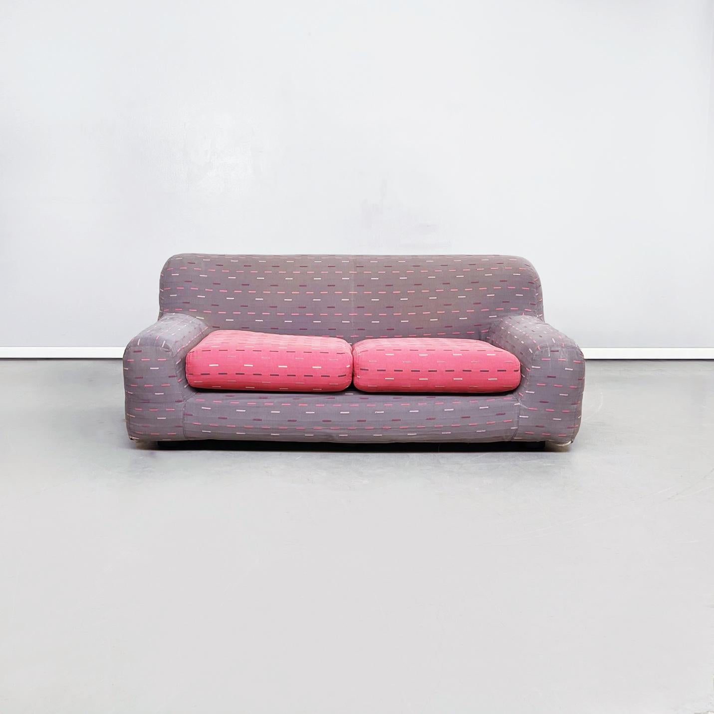 Divano italiano di metà secolo in tessuto rosa e grigio Giubba di Cuneo per Arflex, anni '80
Divano a due posti mod. Giubba completamente imbottito e rivestito in tessuto. La seduta è formata da due cuscini rosa, decorati con trattini bianchi e