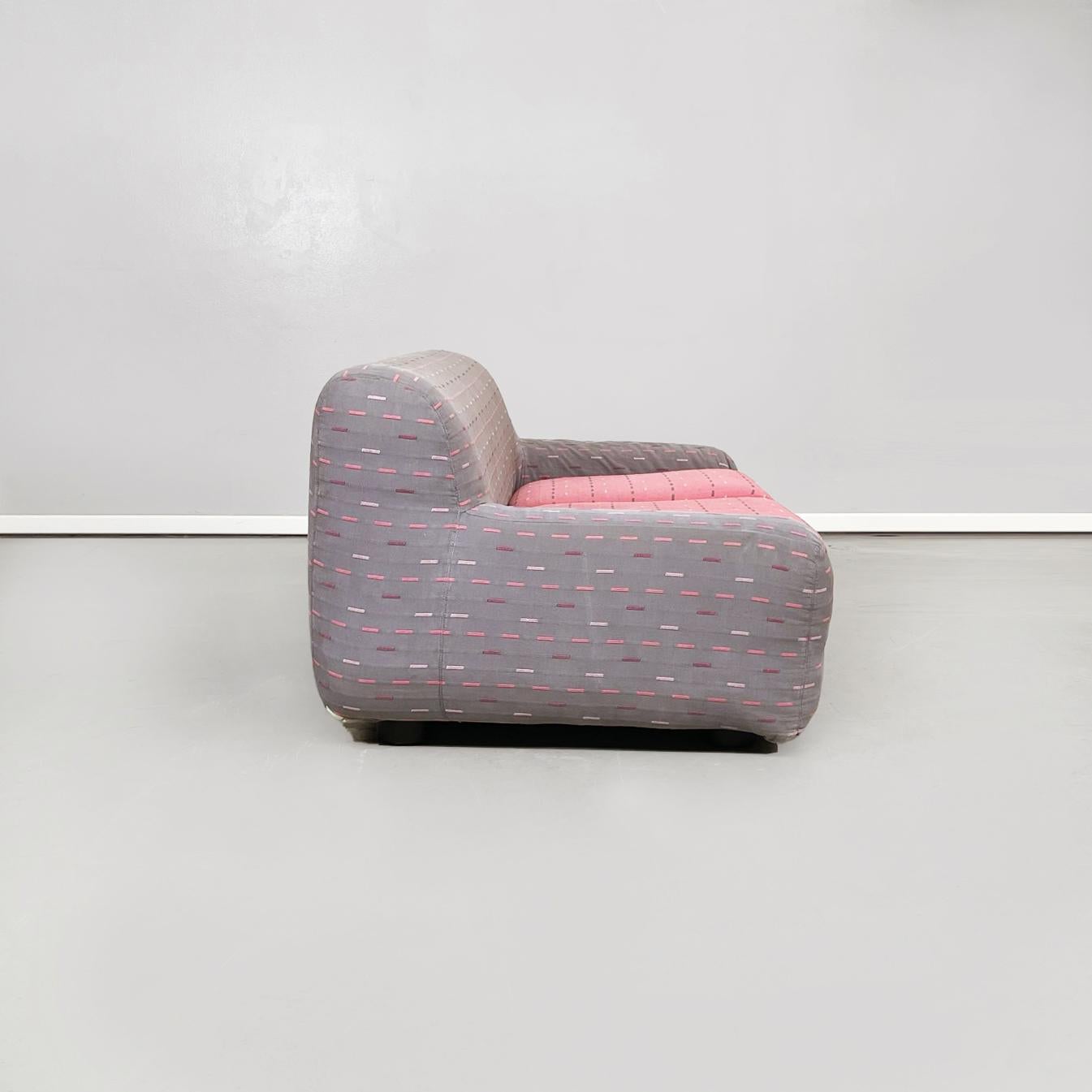 Mid-Century moderno Divano italiano di metà secolo in tessuto rosa e grigio Giubba di Cuneo per Arflex, anni '80 in vendita