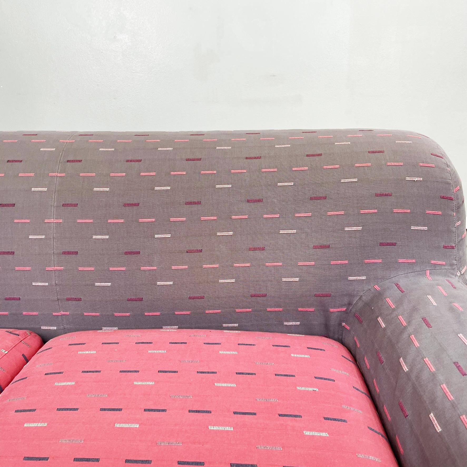 Fine XX secolo Divano italiano di metà secolo in tessuto rosa e grigio Giubba di Cuneo per Arflex, anni '80 in vendita