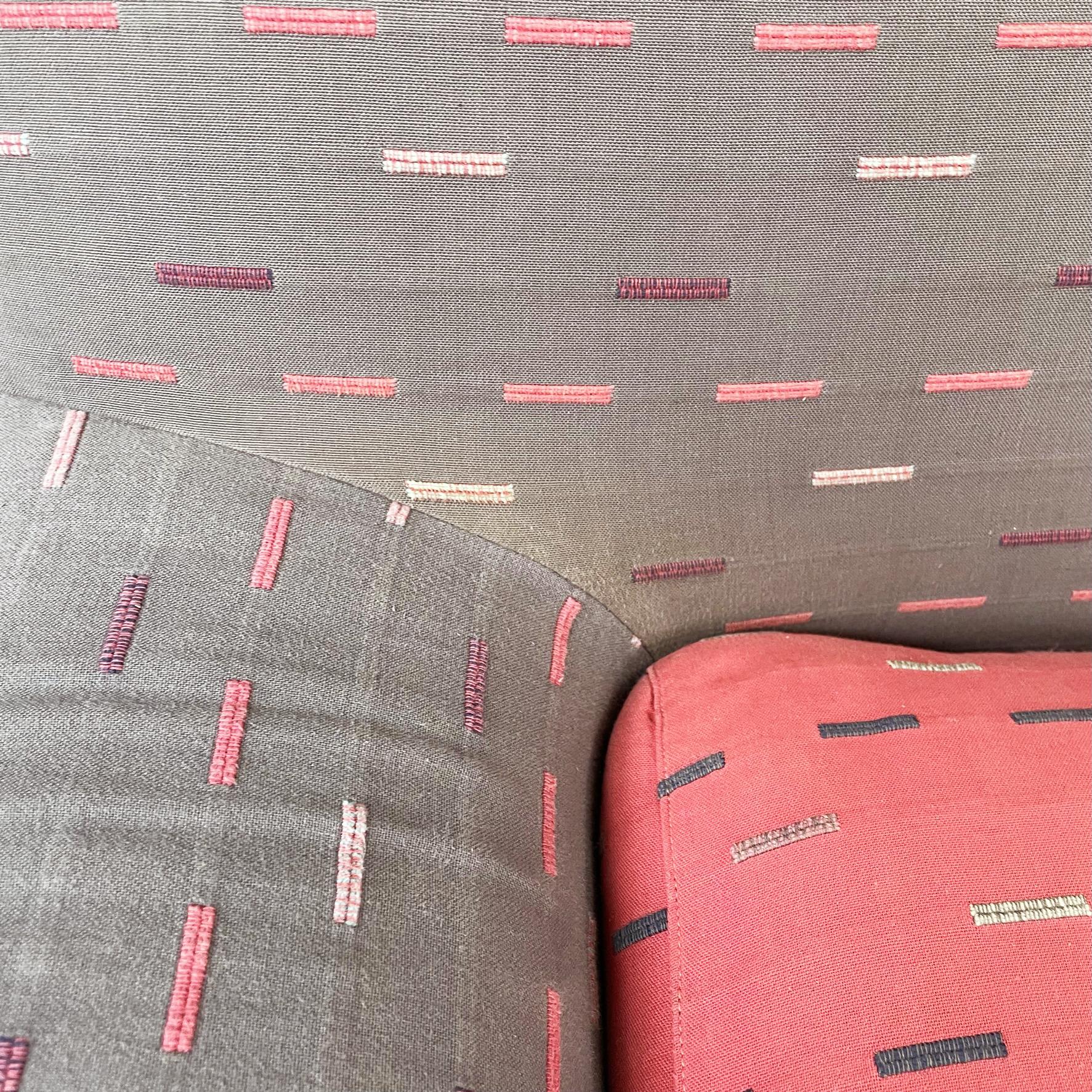 Divano italiano di metà secolo in tessuto rosa e grigio Giubba di Cuneo per Arflex, anni '80 in vendita 1