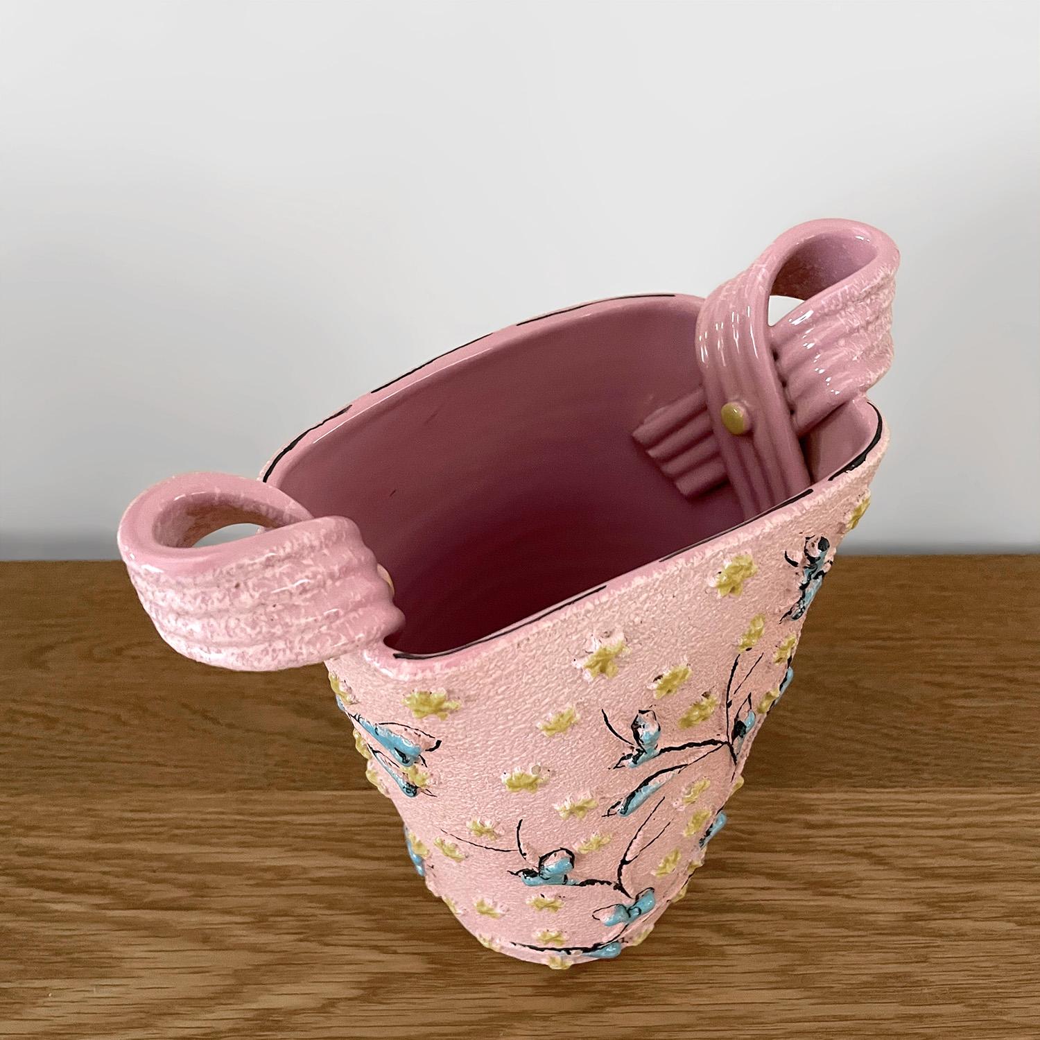 Italienische Mitte des Jahrhunderts Rosa Keramik geprägte Blumen Vase im Angebot 1