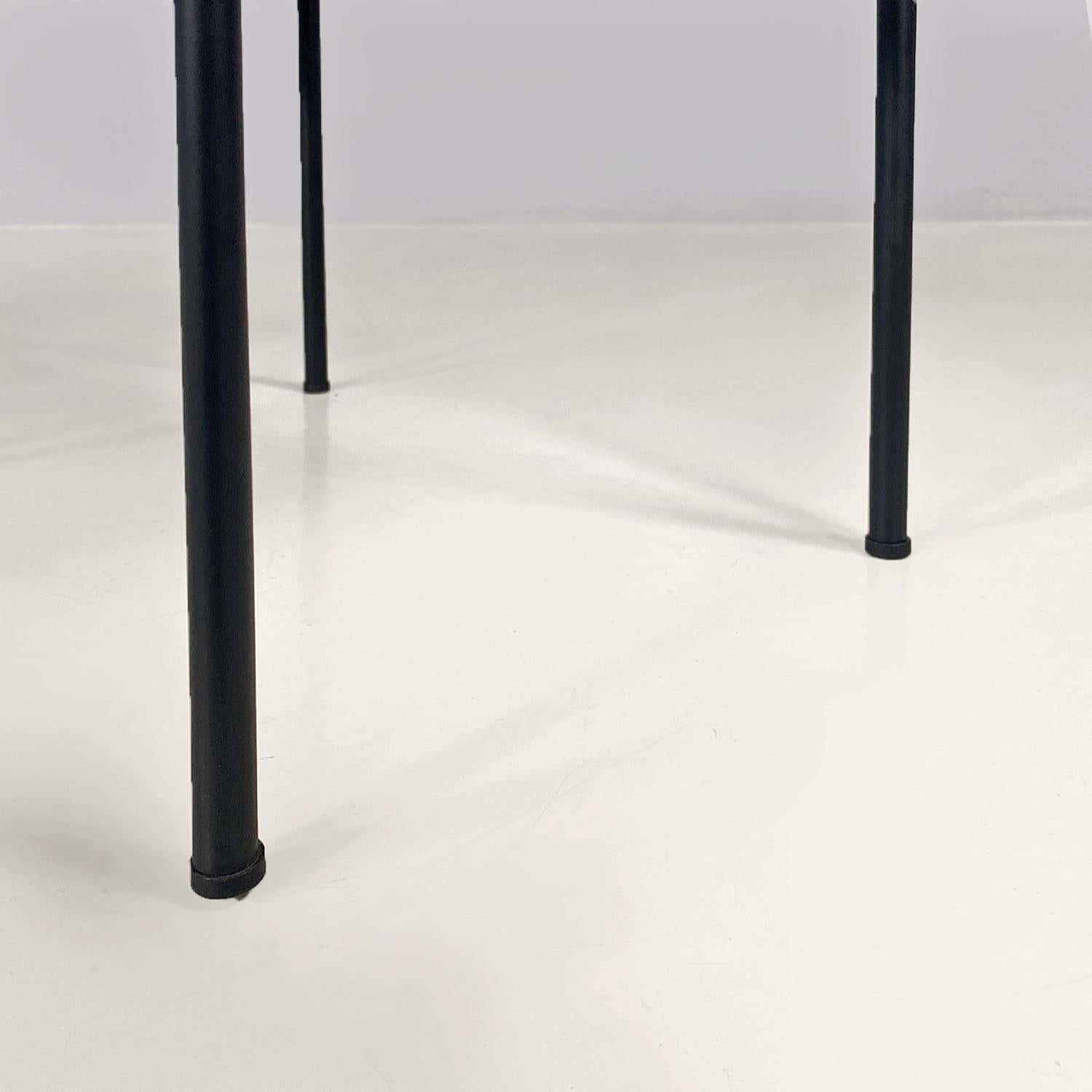 Mesa italiana de doble estante de madera y metal negro laminado rosa de mediados de siglo, años 60.
Mesilla de noche o mesa de centro de dos estantes en fórmica rosa empolvado, con borde marrón nogal. La estructura está formada por varillas