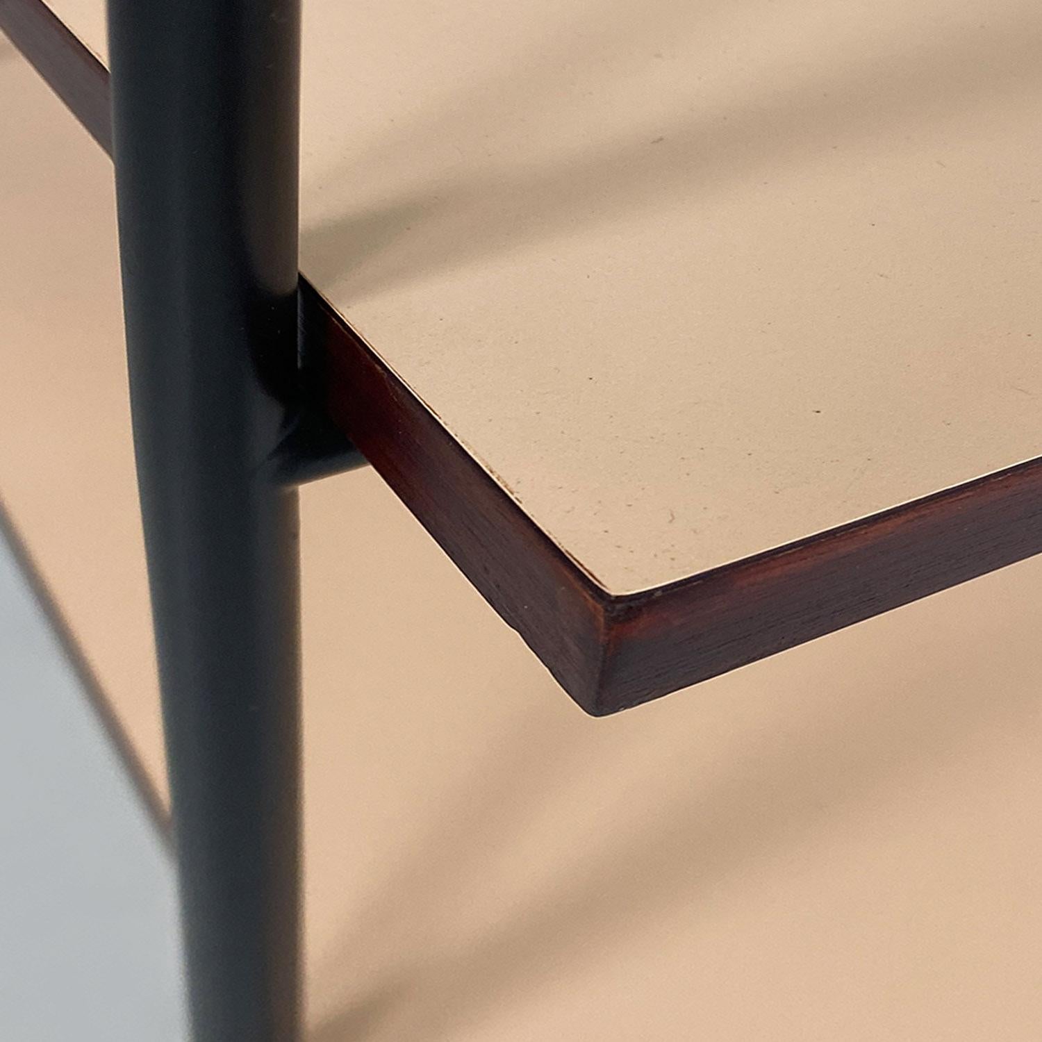 Mesa de doble estante italiana de mediados de siglo en metal negro laminado y madera, años 60 mediados del siglo XX en venta