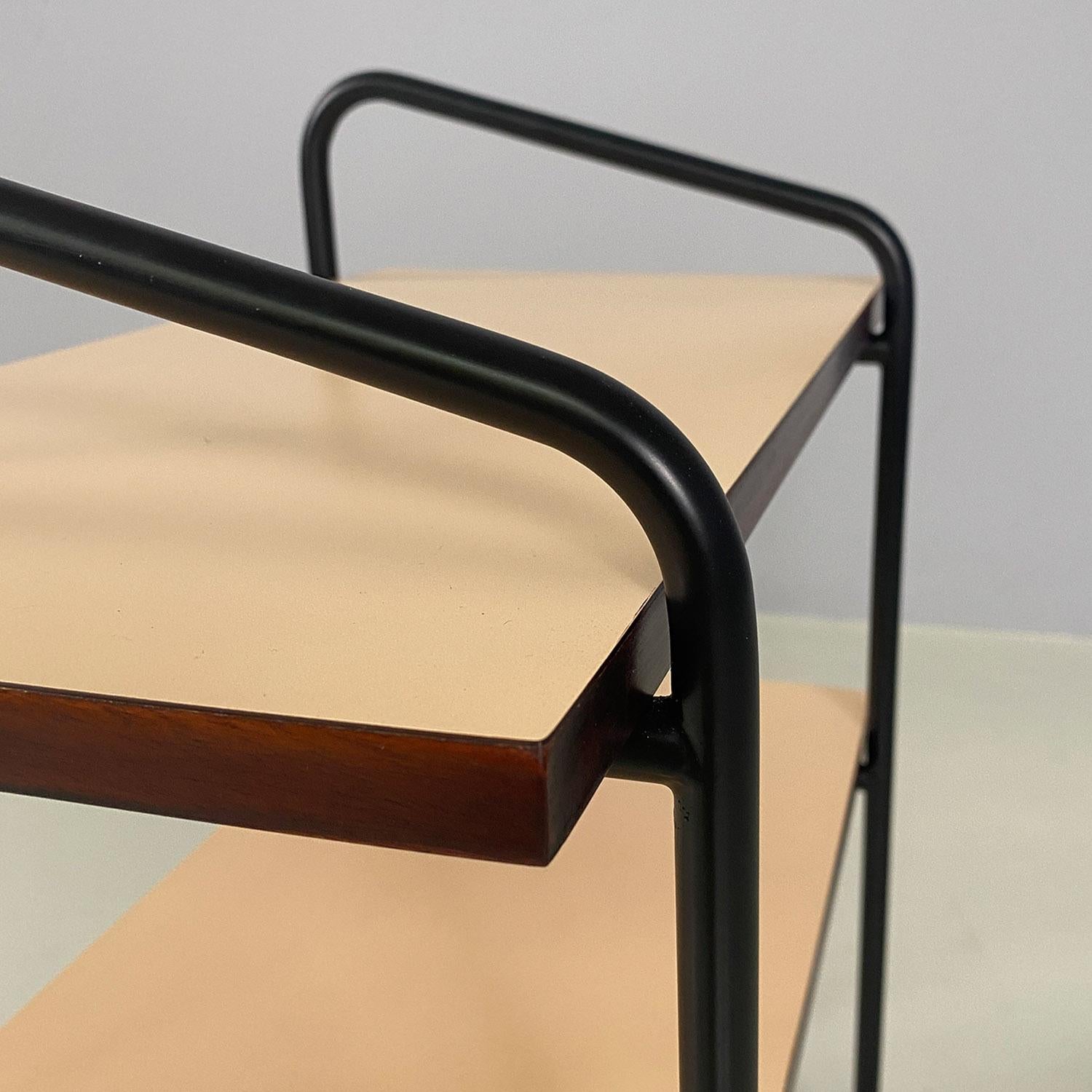 Mesa de doble estante italiana de mediados de siglo en metal negro laminado y madera, años 60 Metal en venta