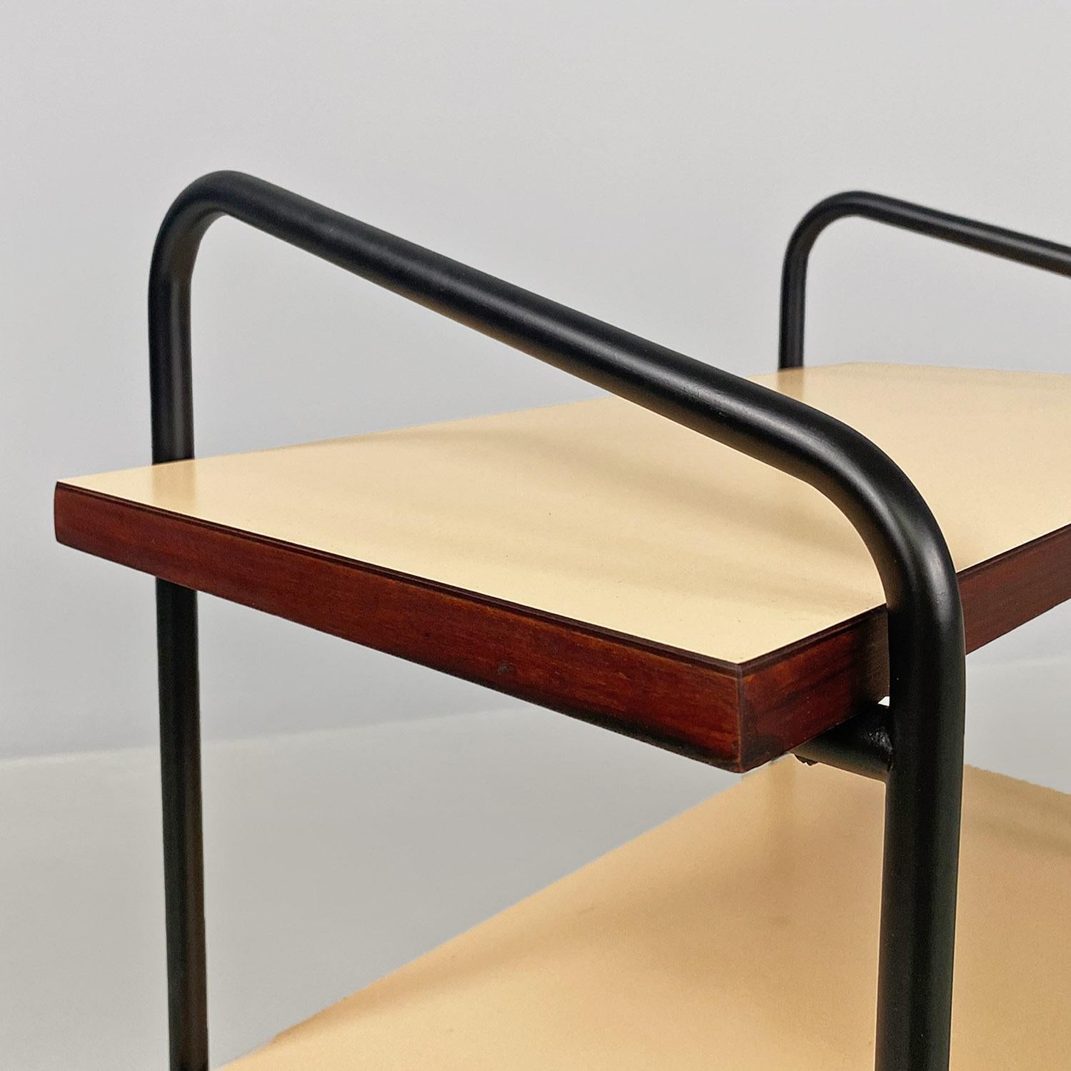 Mesa de doble estante italiana de mediados de siglo en metal negro laminado y madera, años 60 en venta 1