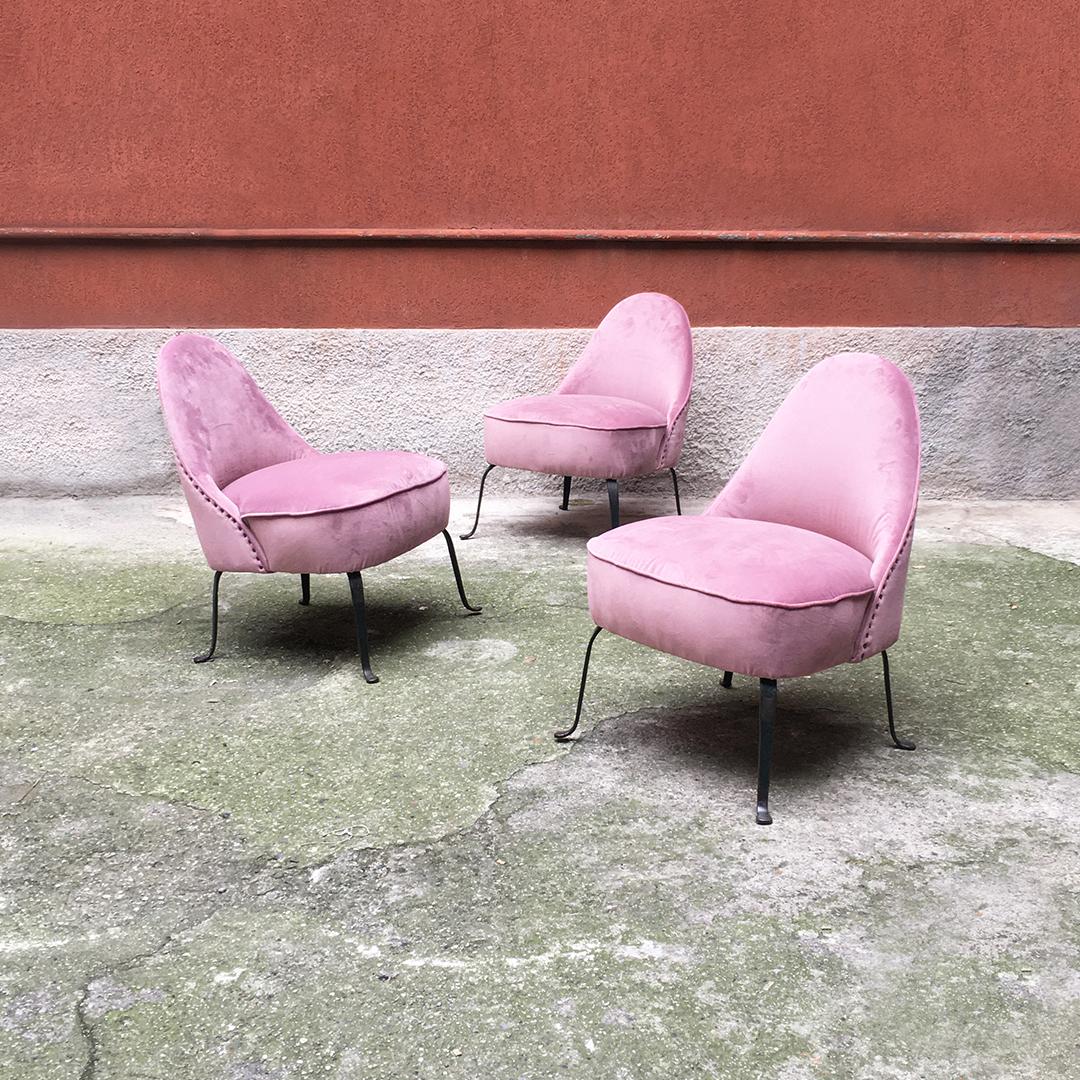 Italian midcentury pink velvet and metal legs armchairs, 1950s.
Set of three armchairs from 1950s, with fully padded seat covered with a new pink velvet and with curved metal legs.

Very good condition.

 Measures: 58 x 65 x 75 H cm.


 
