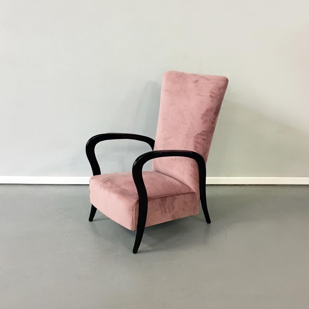 Italian Midcentury Pink Velvet and Wood Armchair with Curved Armrests, 1950s In Good Condition For Sale In MIlano, IT