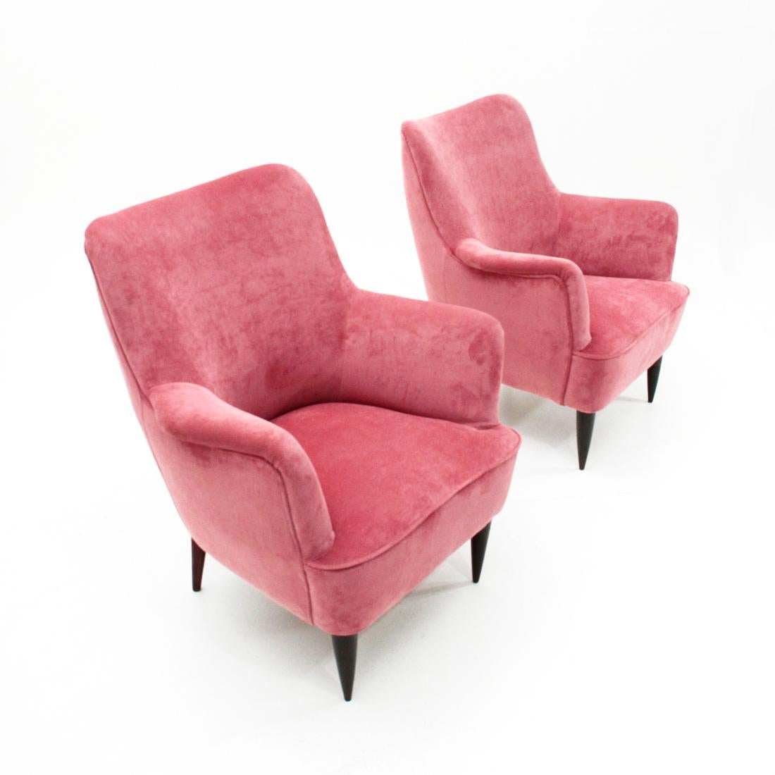Pair of Italian manufacturing armchairs produced in the 1950s.
Wooden structure padded and lined in new pink velvet fabric.
Legs in tapered wood.
Good general conditions, some signs due to normal use over time.

Dimensions: Length 67 cm, depth