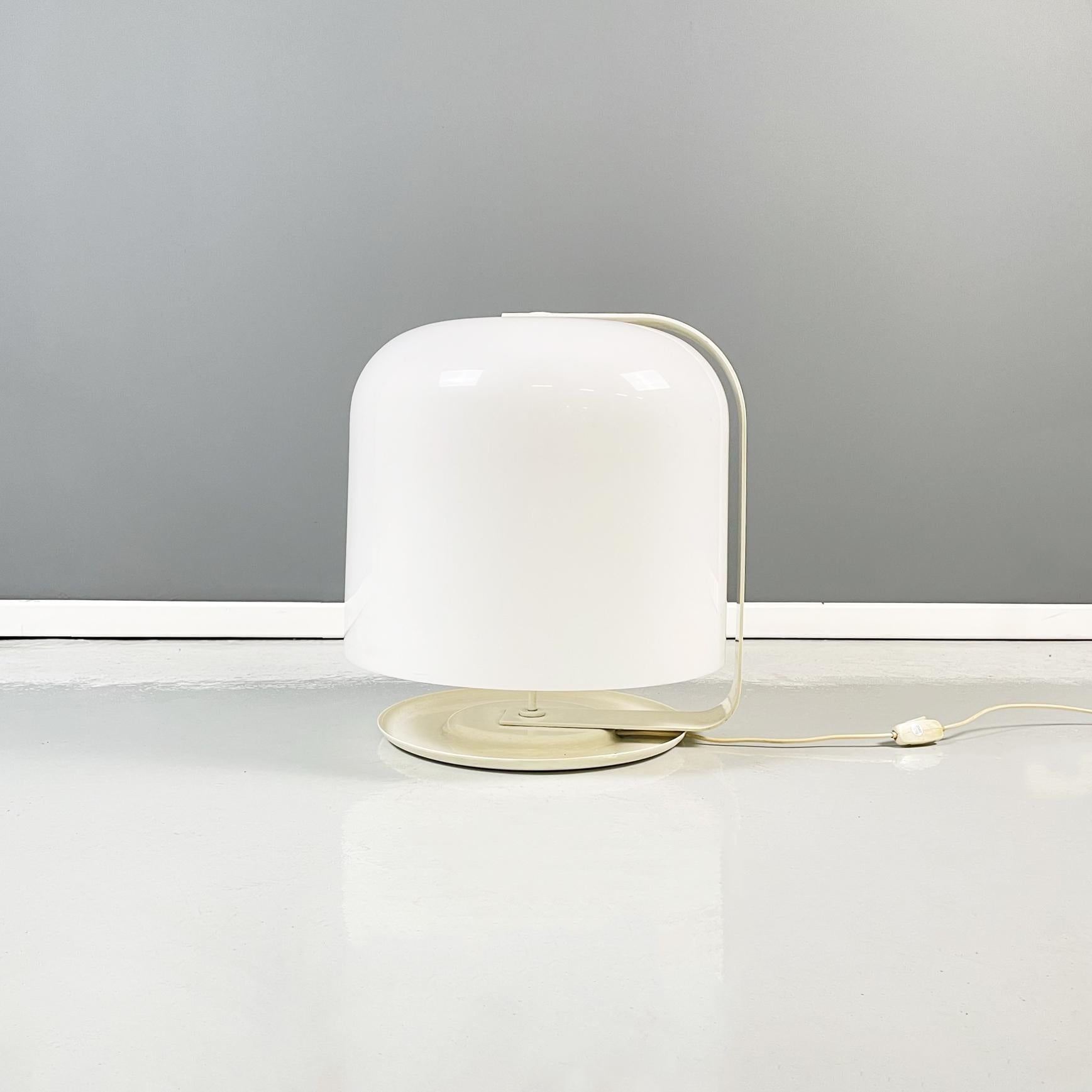 Lampe de table italienne du milieu du siècle en plastique et métal mod. Alvise de Luigi Massoni pour Guzzini, années 1960
Lampe de table mod. Alvise avec base ronde en métal peint blanc-beige. L'abat-jour, cylindrique aux coins arrondis en