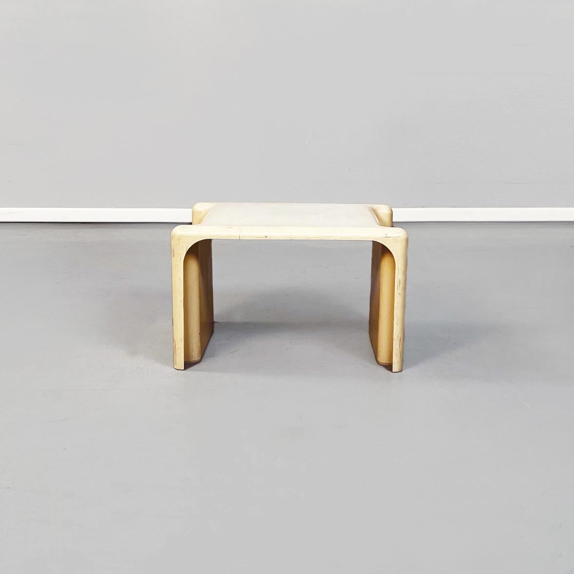 Italienische Scagno-Couchtische aus Kunststoff von Stoppino Elco Scorze aus der Mitte des Jahrhunderts, 1970er Jahre im Angebot 1