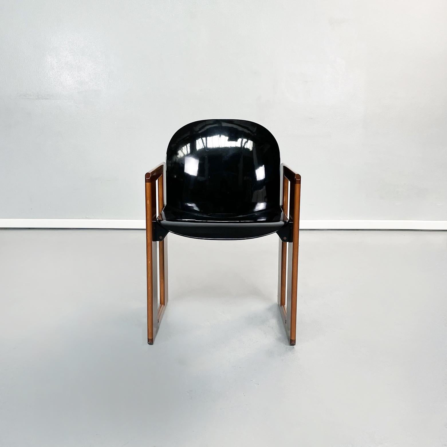 Italian mid-century Plastic and wood chairs Dialogo by Tobia Scarpa for B&B, 1970s
Set of four chairs Dialogo in plastic and wood. The seat and back in black plastic are slightly curved. The rectangular armrests are made of solid wood.
Produced by