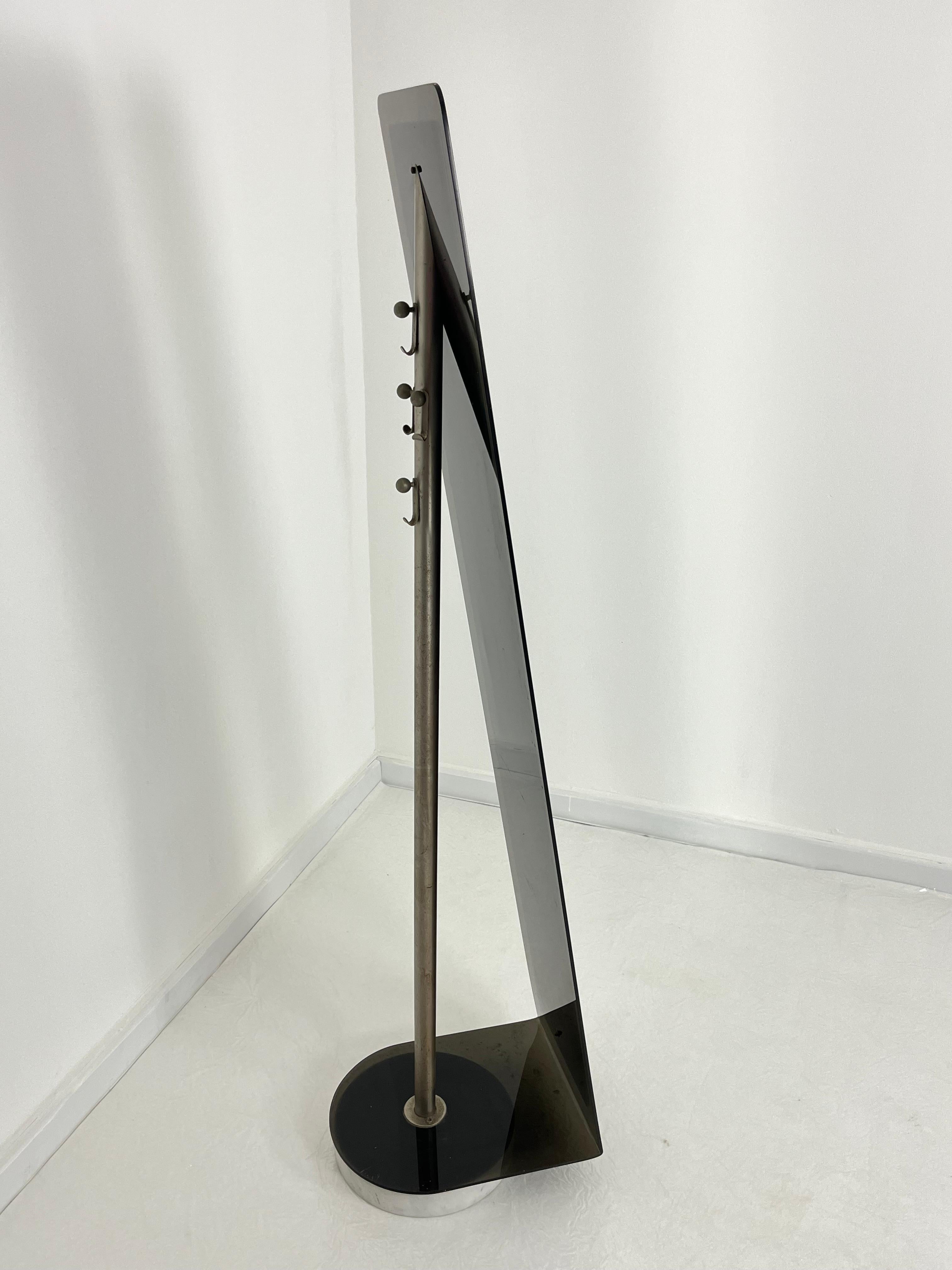 Italian Mid-century plexiglass and marble metal floor mirror, 1960s
Intact and in good condition.
Bronze-colored plexiglass frame.
Bronze-colored metal rod with coat hooks on the back.
Marble base.
