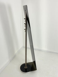 Espejo de pie italiano de mediados de siglo en plexiglás y metal marmóreo, años 60
