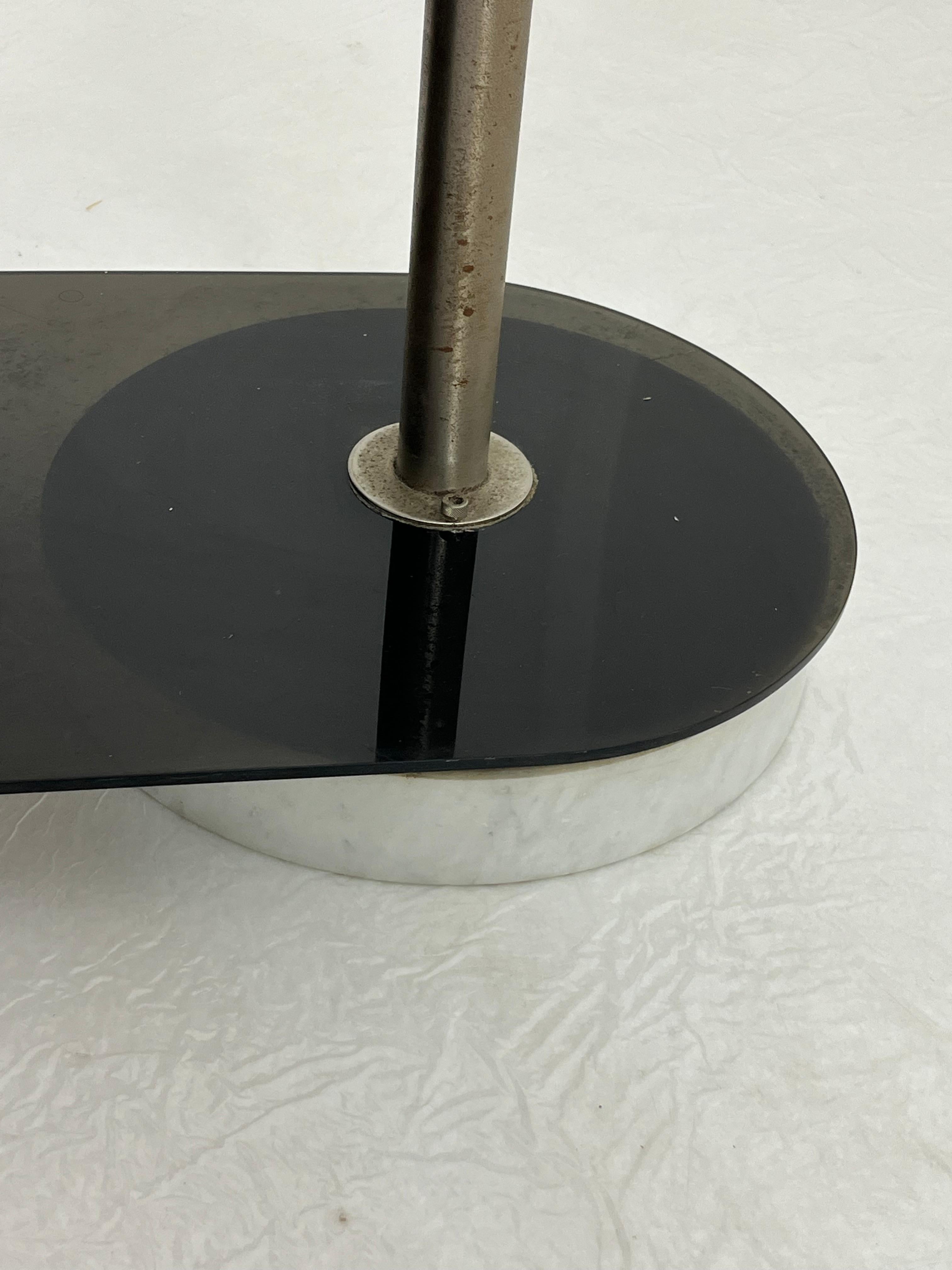 Miroir en plexiglas et métal marbré du milieu du siècle dernier, 1960s en vente 1