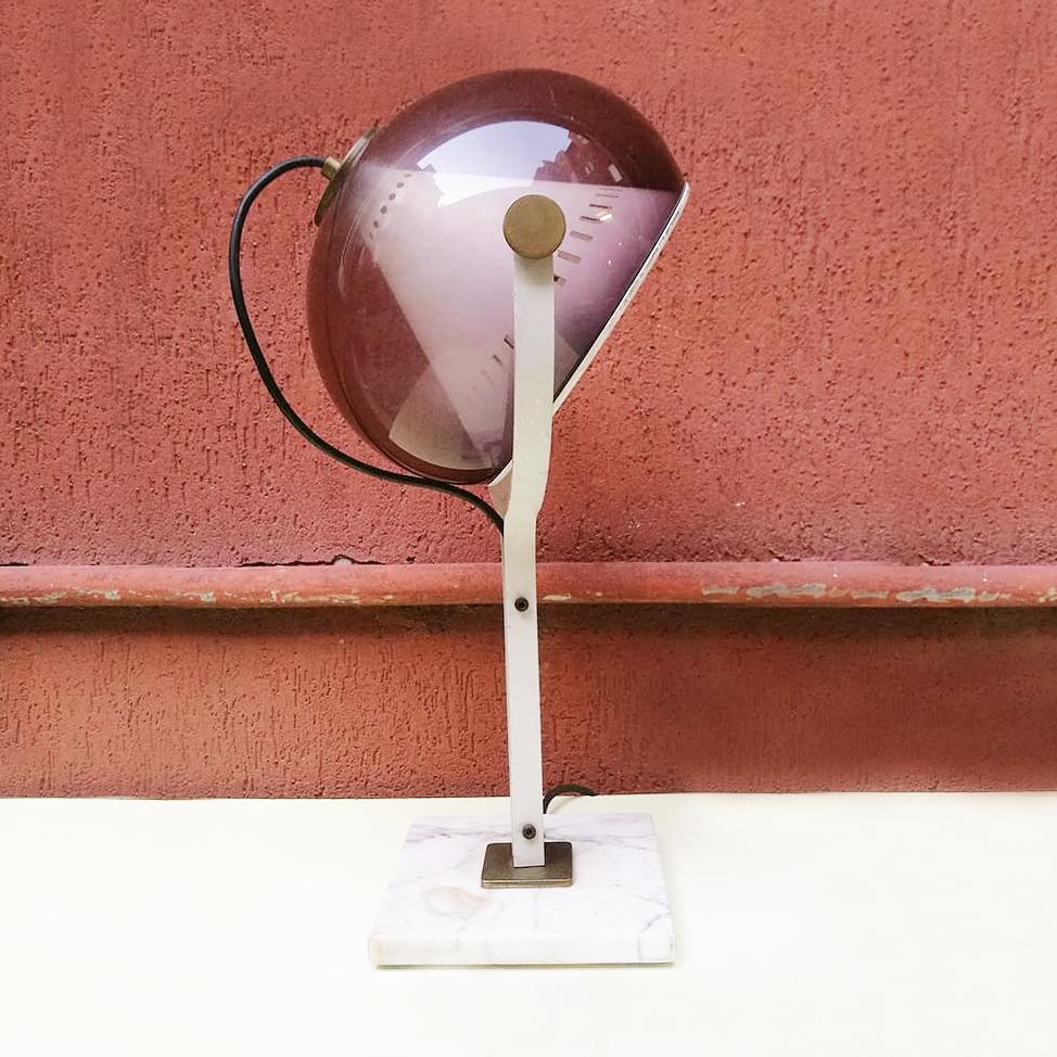 Italian midcentury plexiglass and marble table lamp by Lamter, 1950s
Table lamp with purple smoked plexiglass lampshade, with internal metal cone, marble base, brass button and details and central structure also in metal. Manufactured by