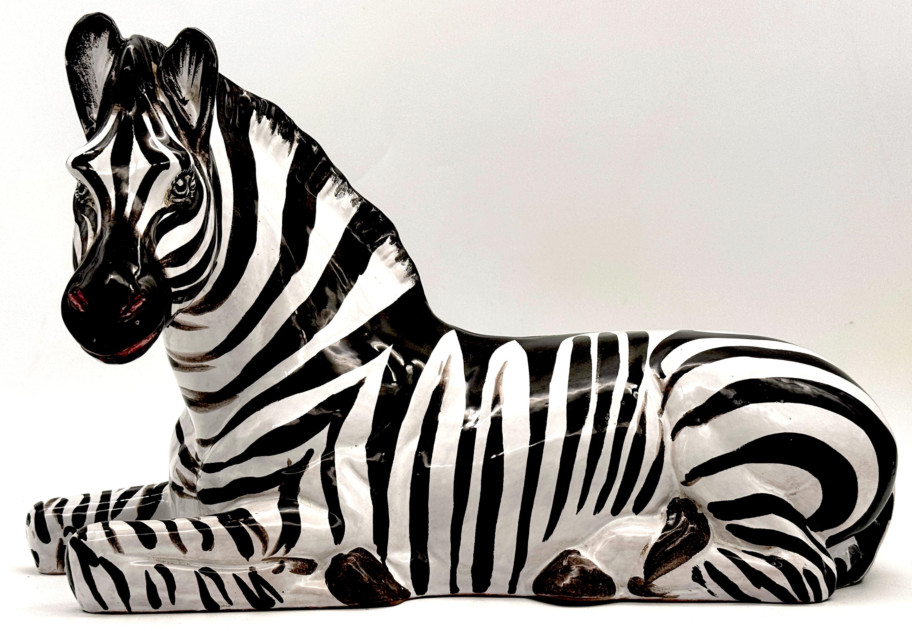 Italienische Porzellanskulptur eines sitzenden Zebras aus der Mitte des Jahrhunderts, ca. 1970er Jahre 

Eine auffällige italienische Porzellanskulptur eines sitzenden Zebras aus der Mitte des Jahrhunderts, ca. 1970er Jahre. Dieses exquisite Werk