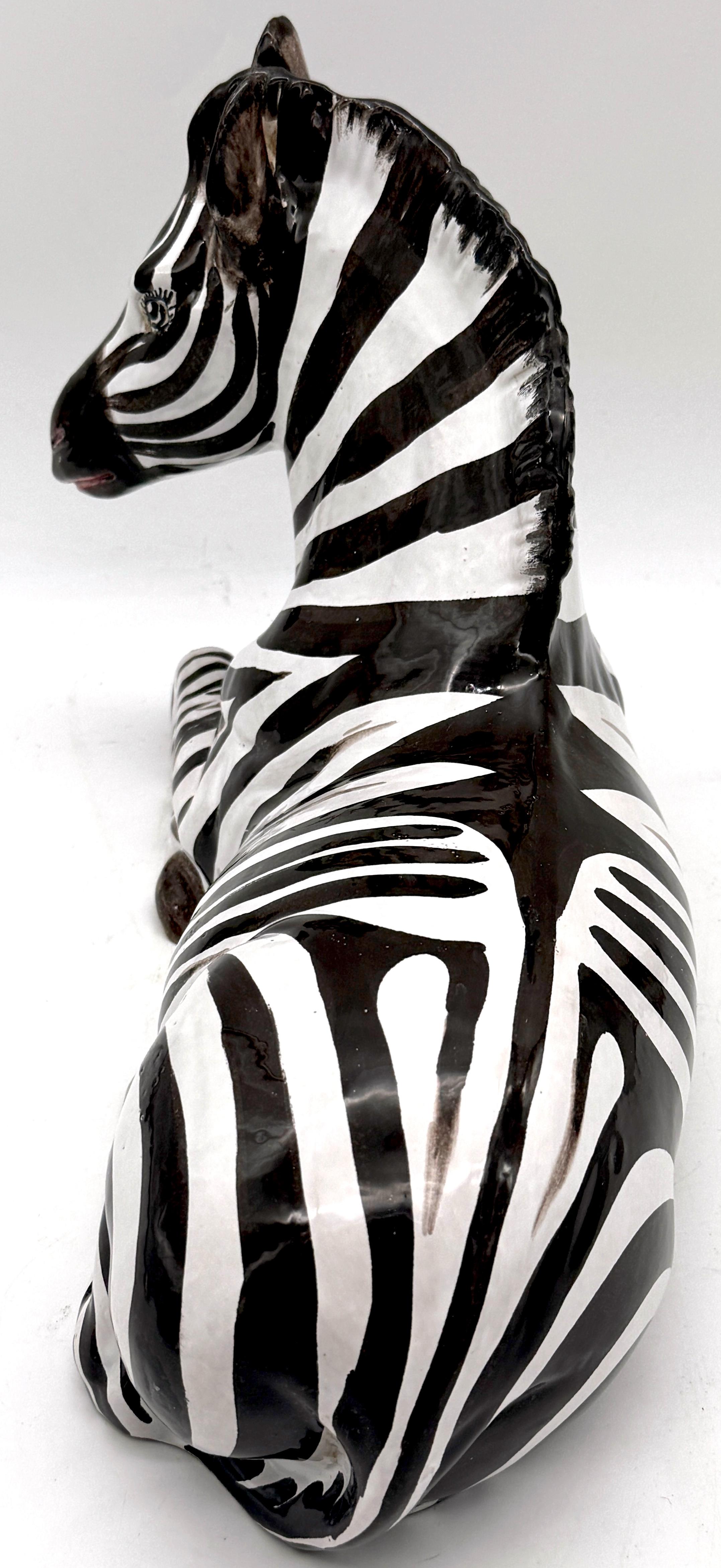 Italienische Porzellanskulptur eines sitzenden Zebras aus der Mitte des Jahrhunderts, ca. 1970er Jahre (Moderne der Mitte des Jahrhunderts) im Angebot