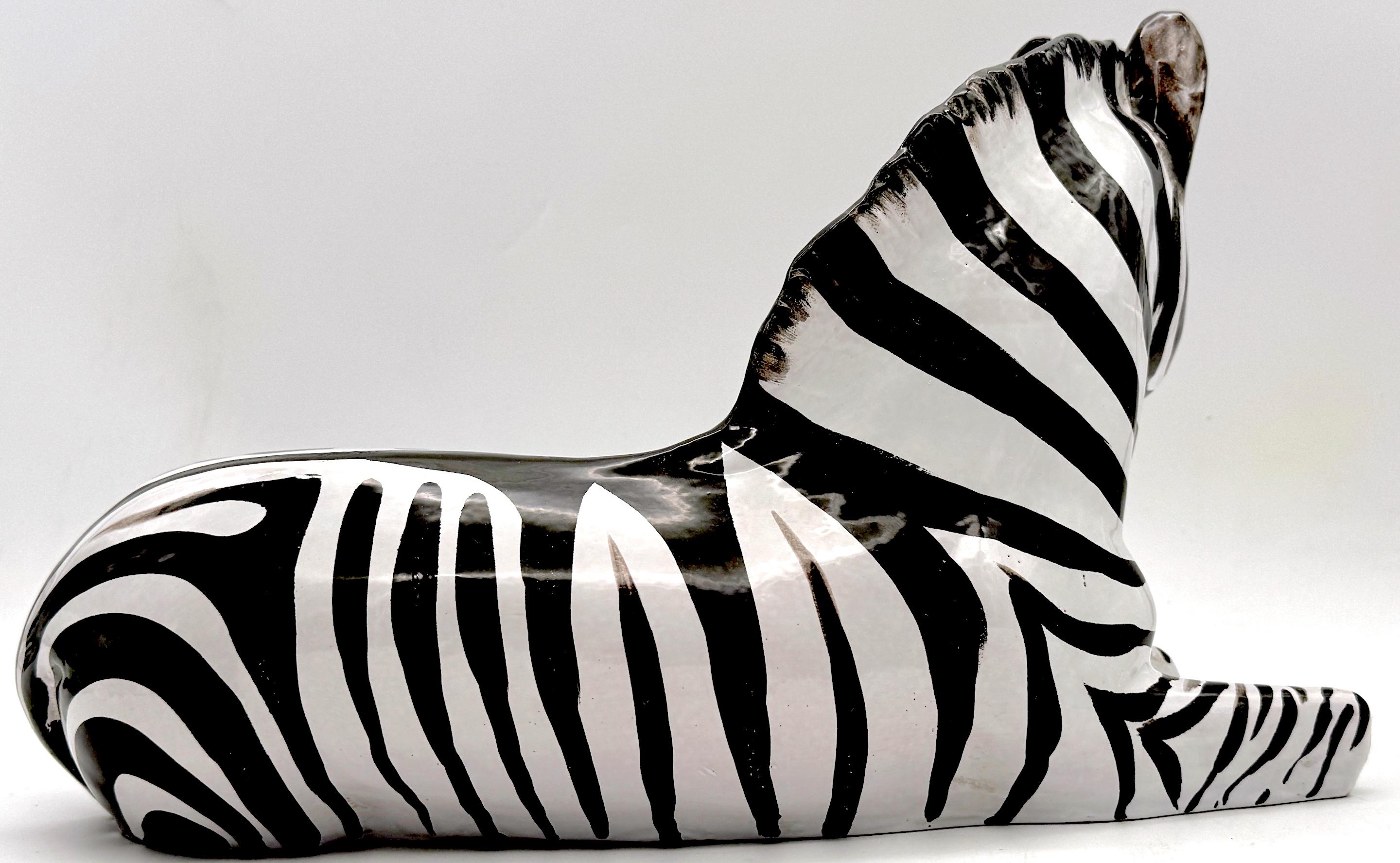 Italienische Porzellanskulptur eines sitzenden Zebras aus der Mitte des Jahrhunderts, ca. 1970er Jahre (Glasiert) im Angebot