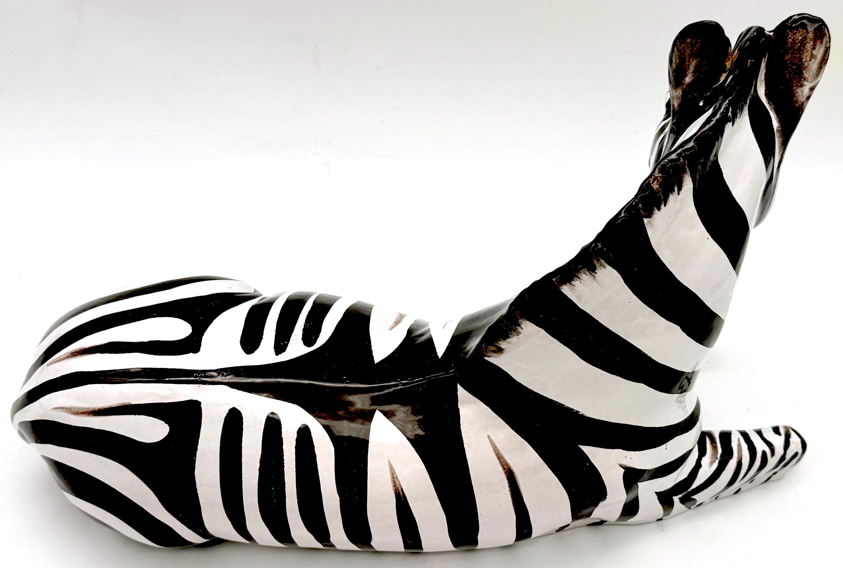 Italienische Porzellanskulptur eines sitzenden Zebras aus der Mitte des Jahrhunderts, ca. 1970er Jahre im Zustand „Gut“ im Angebot in West Palm Beach, FL