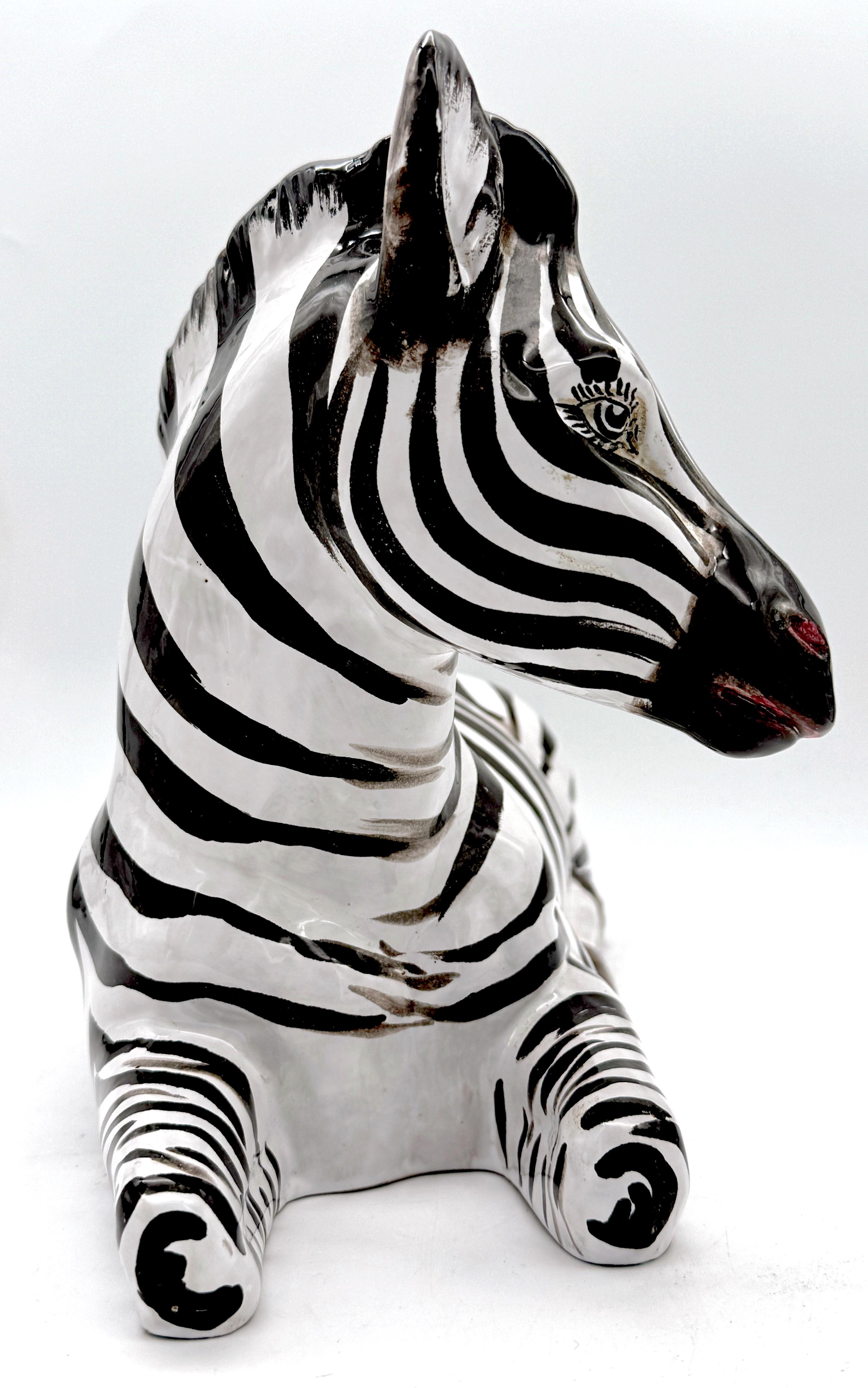 Italienische Porzellanskulptur eines sitzenden Zebras aus der Mitte des Jahrhunderts, ca. 1970er Jahre (20. Jahrhundert) im Angebot