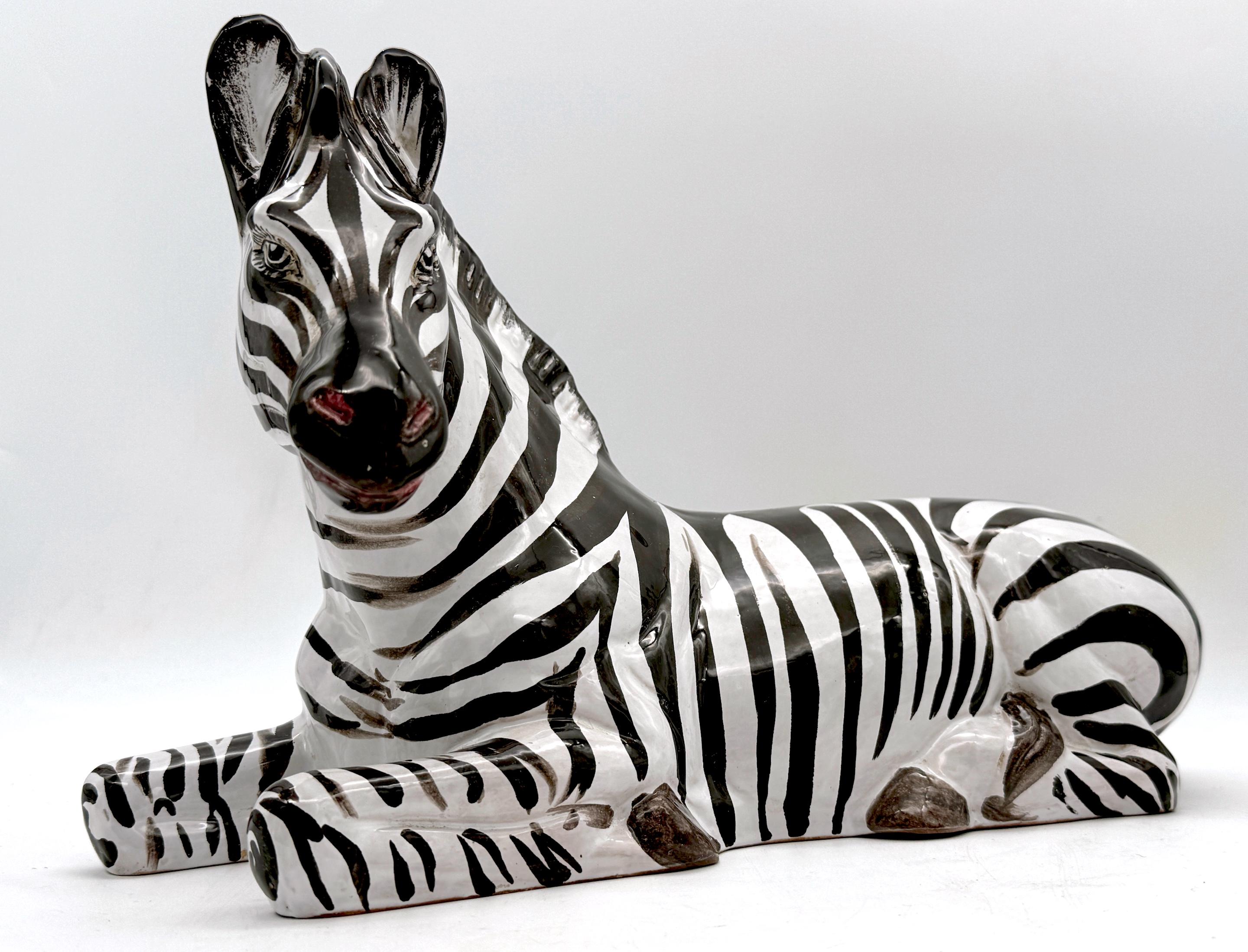 Italienische Porzellanskulptur eines sitzenden Zebras aus der Mitte des Jahrhunderts, ca. 1970er Jahre im Angebot 1
