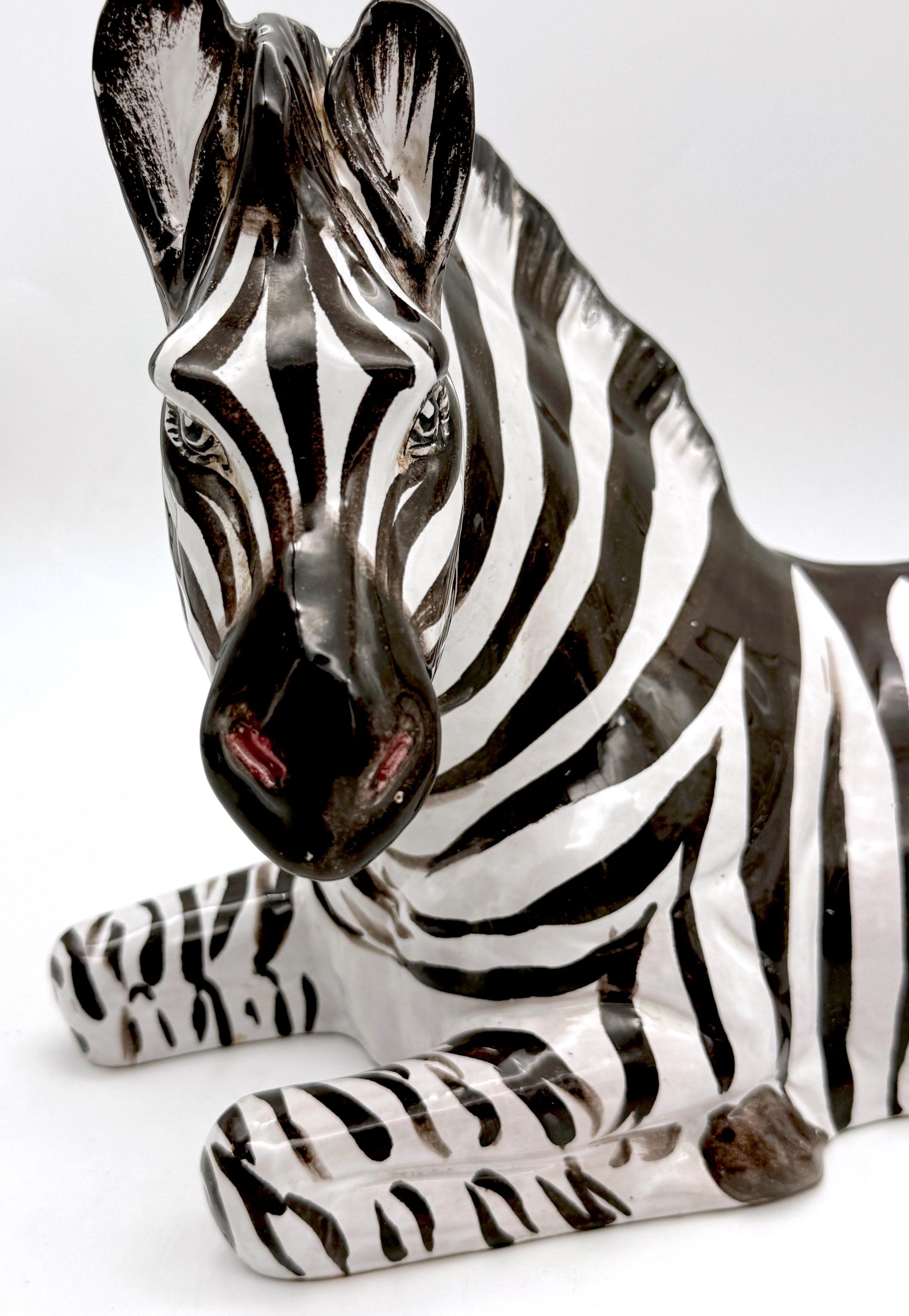 Italienische Porzellanskulptur eines sitzenden Zebras aus der Mitte des Jahrhunderts, ca. 1970er Jahre im Angebot 2