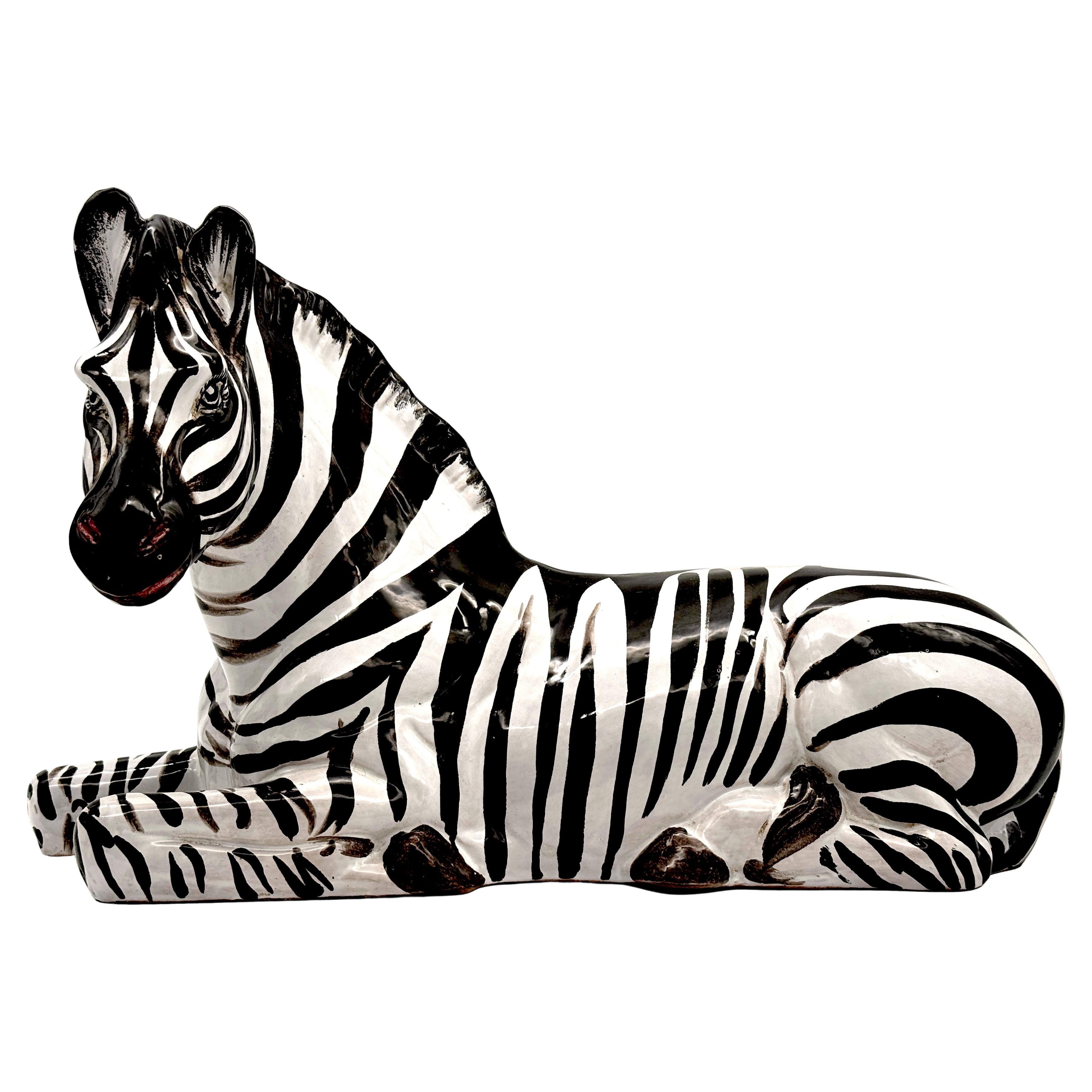 Italienische Porzellanskulptur eines sitzenden Zebras aus der Mitte des Jahrhunderts, ca. 1970er Jahre im Angebot