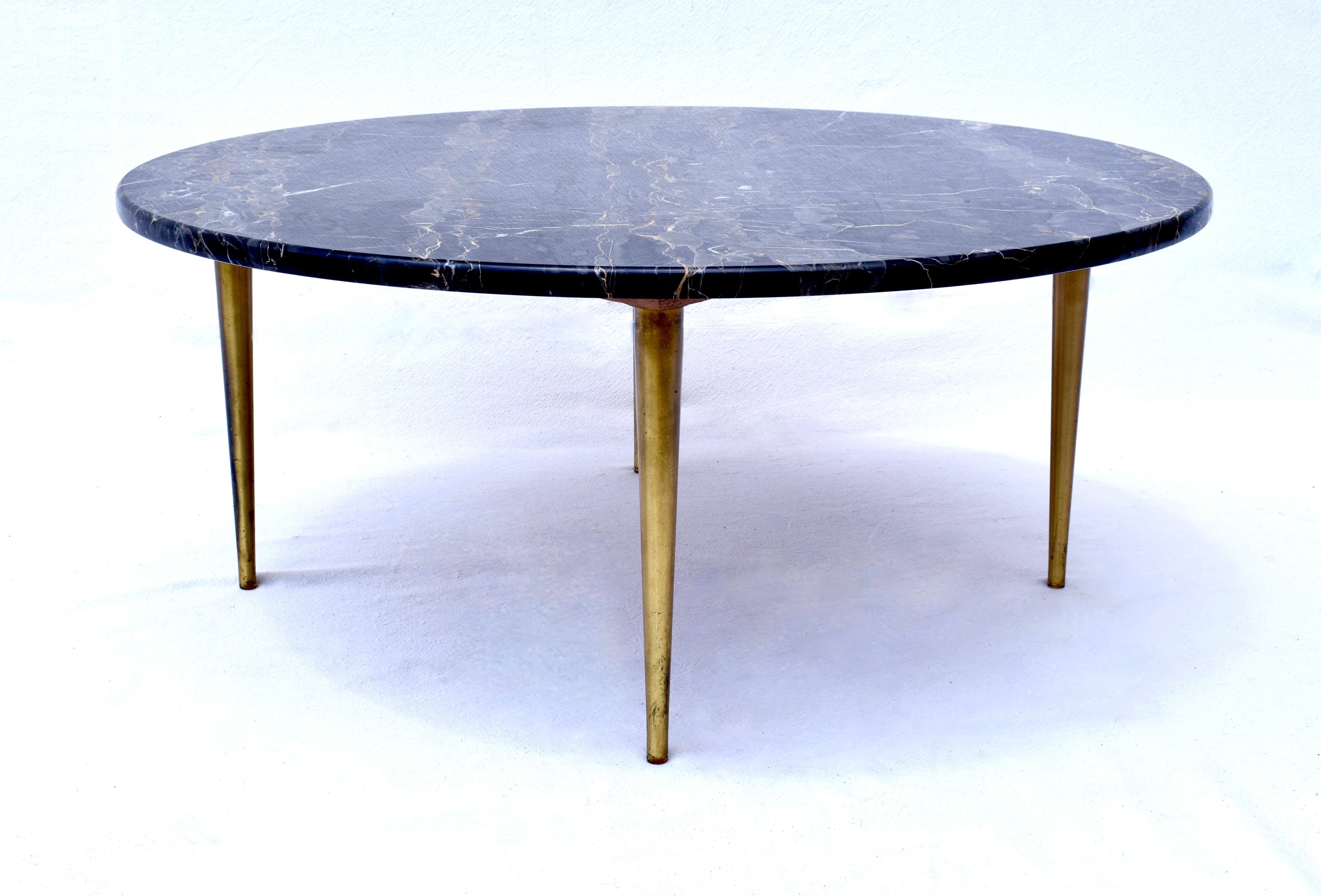 Auffälliger Couchtisch oder Cocktailtisch aus Portoro-Marmor aus der Mitte des 20. Jahrhunderts mit vier spitz zulaufenden Messingbeinen, in der Art von Gio Ponti; signiert made in Italy.
